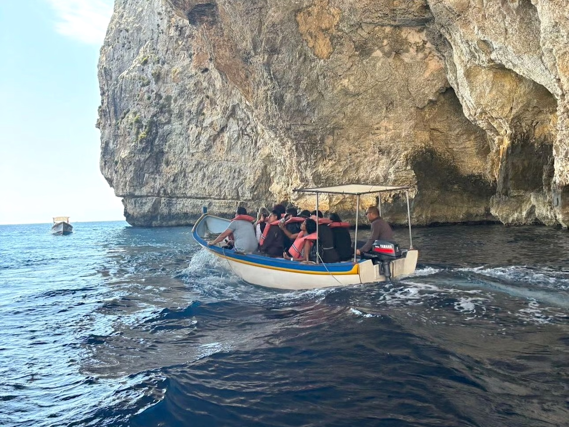 Pequena embarcação sob a Blue Grotto