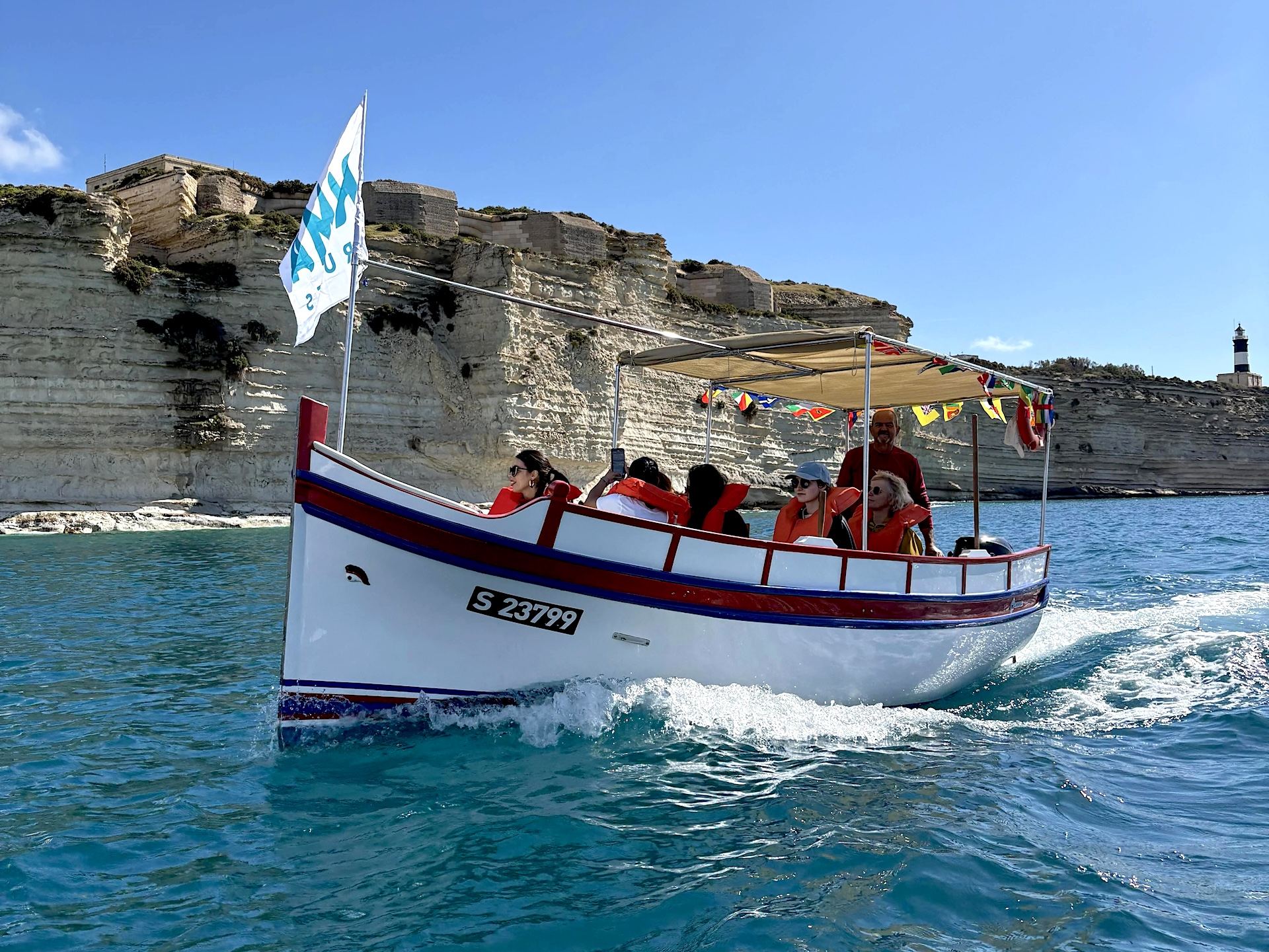 piccola barca davanti alle scogliere di Malta