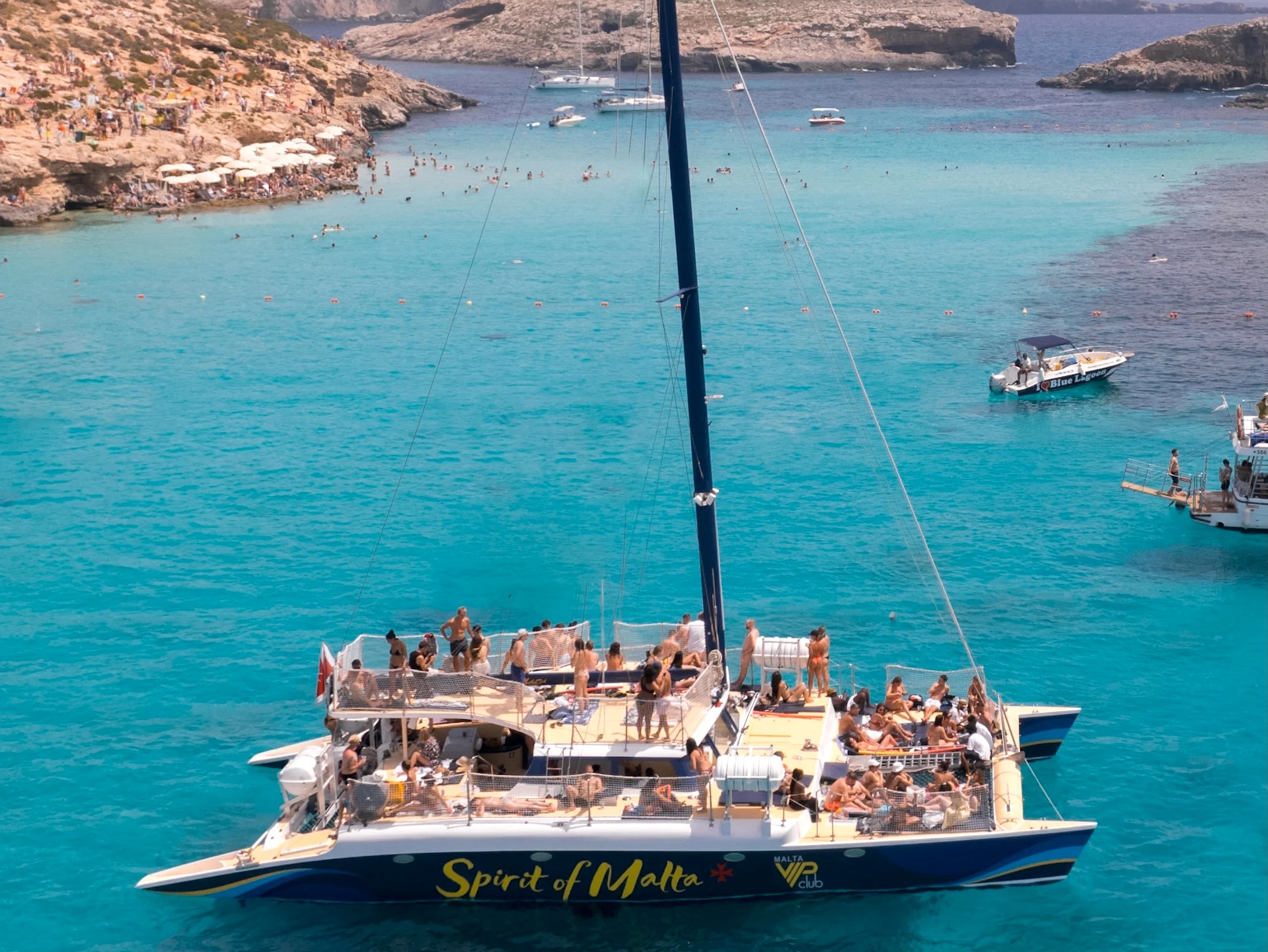 Escursione Blue Lagoon con open bar Catamarano in festa nella Blue Lagoon