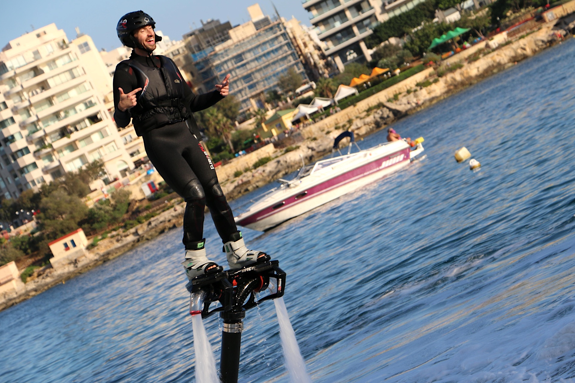 Un homme en l'air sur un flyboard dans la baie de Spinola, St Julian's