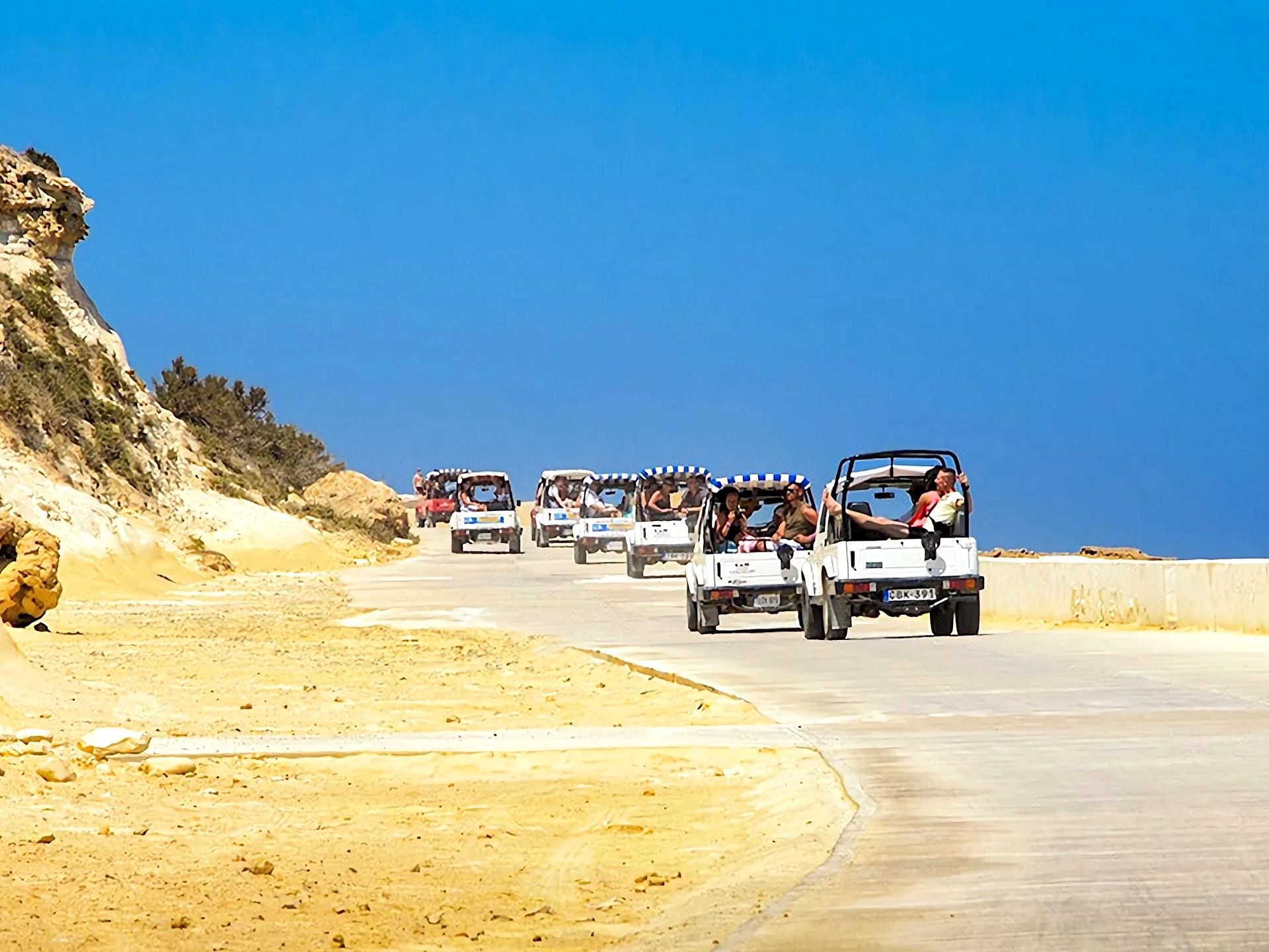 File de jeeps sur le front de mer de Gozo