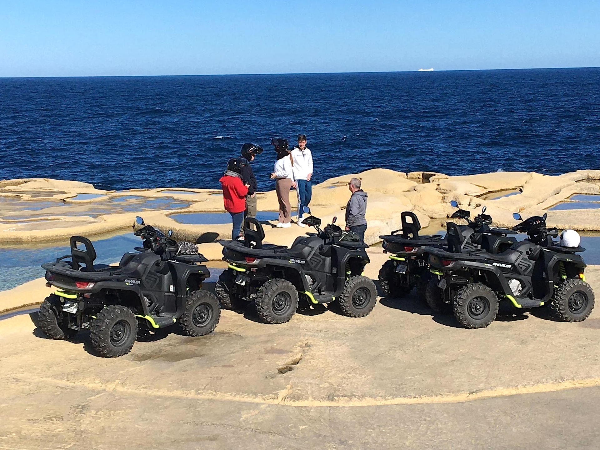 Trois quads sur le front de mer de Gozo