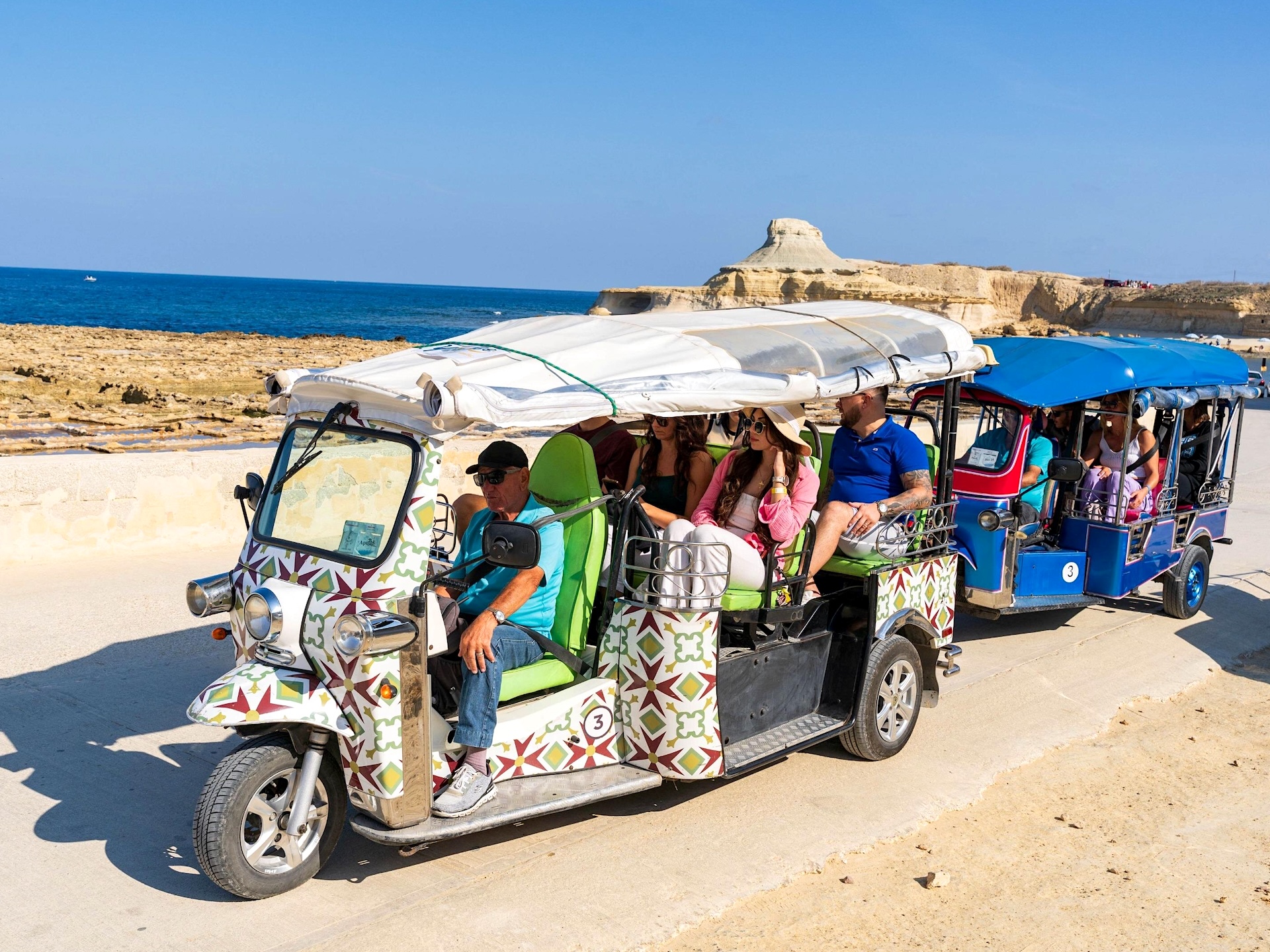 Deux tuk tuk face à la mer, Gozo, Malte