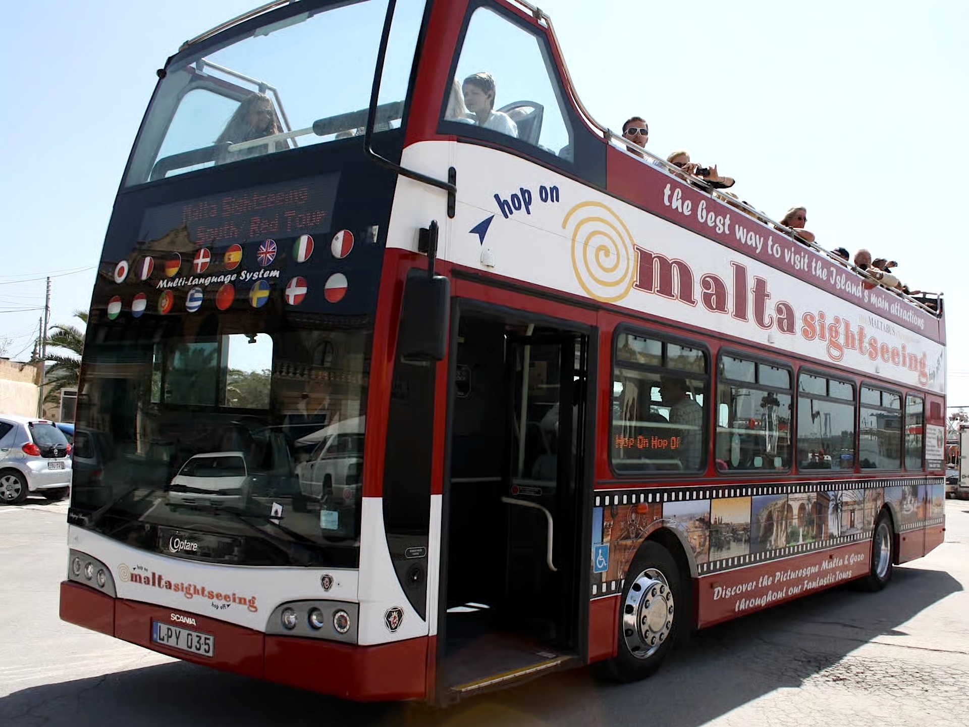 Autocarro vermelho hop-on hop-off em Malta