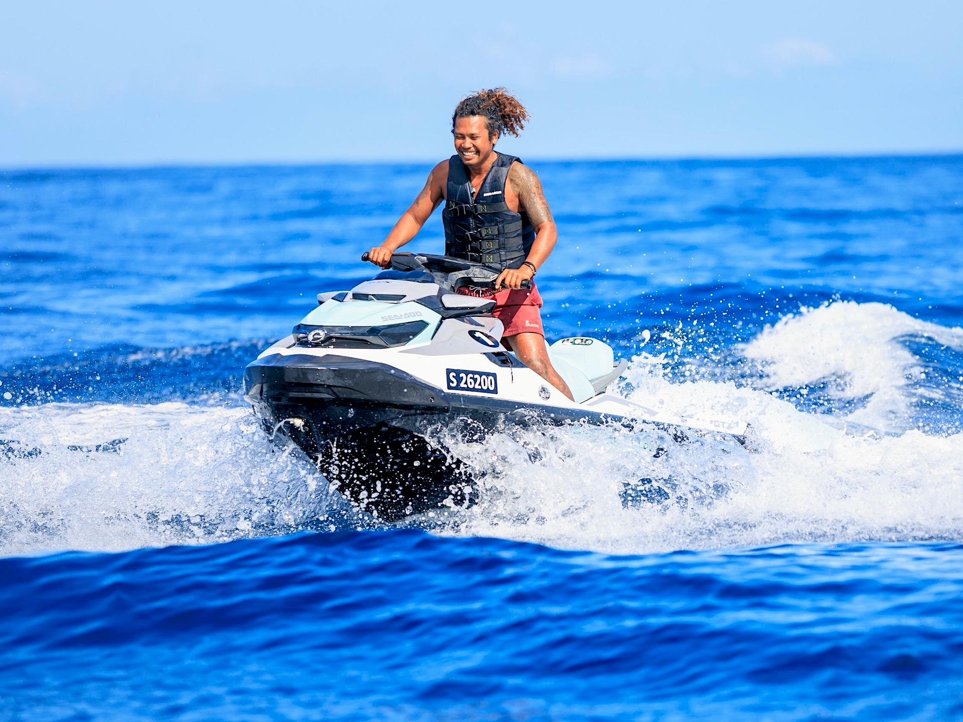 Jet ski alla Blue Lagoon, St Julian's Uomo su un jet ski nelle acque maltesi