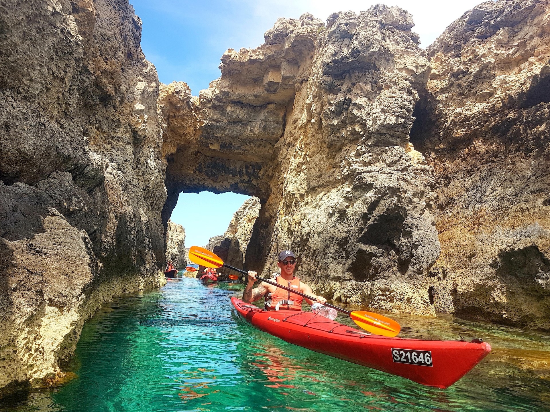 Fila di kayak in una piccola laguna a Gozo
