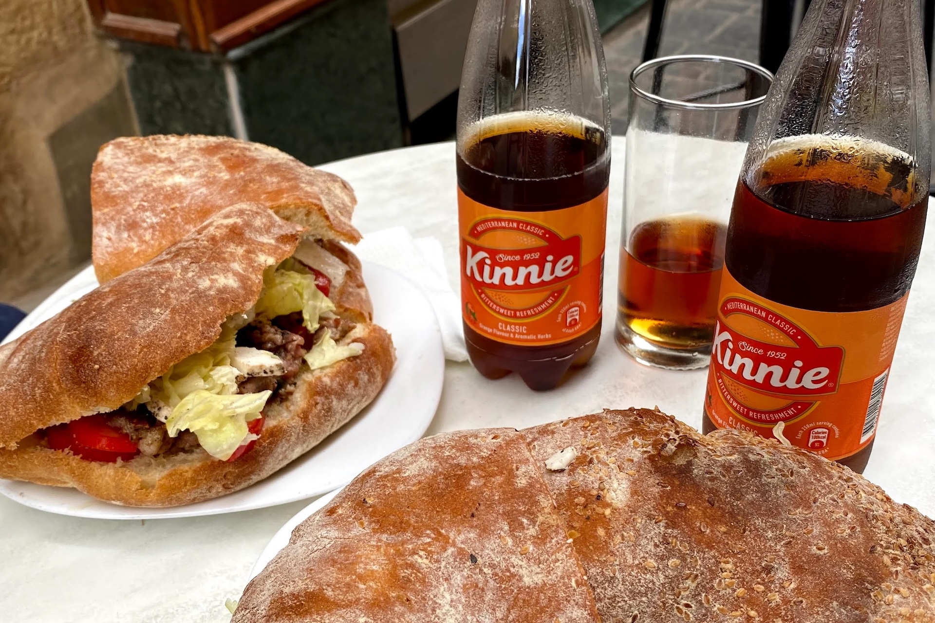 Sandwichs et boissons traditionnels maltais
