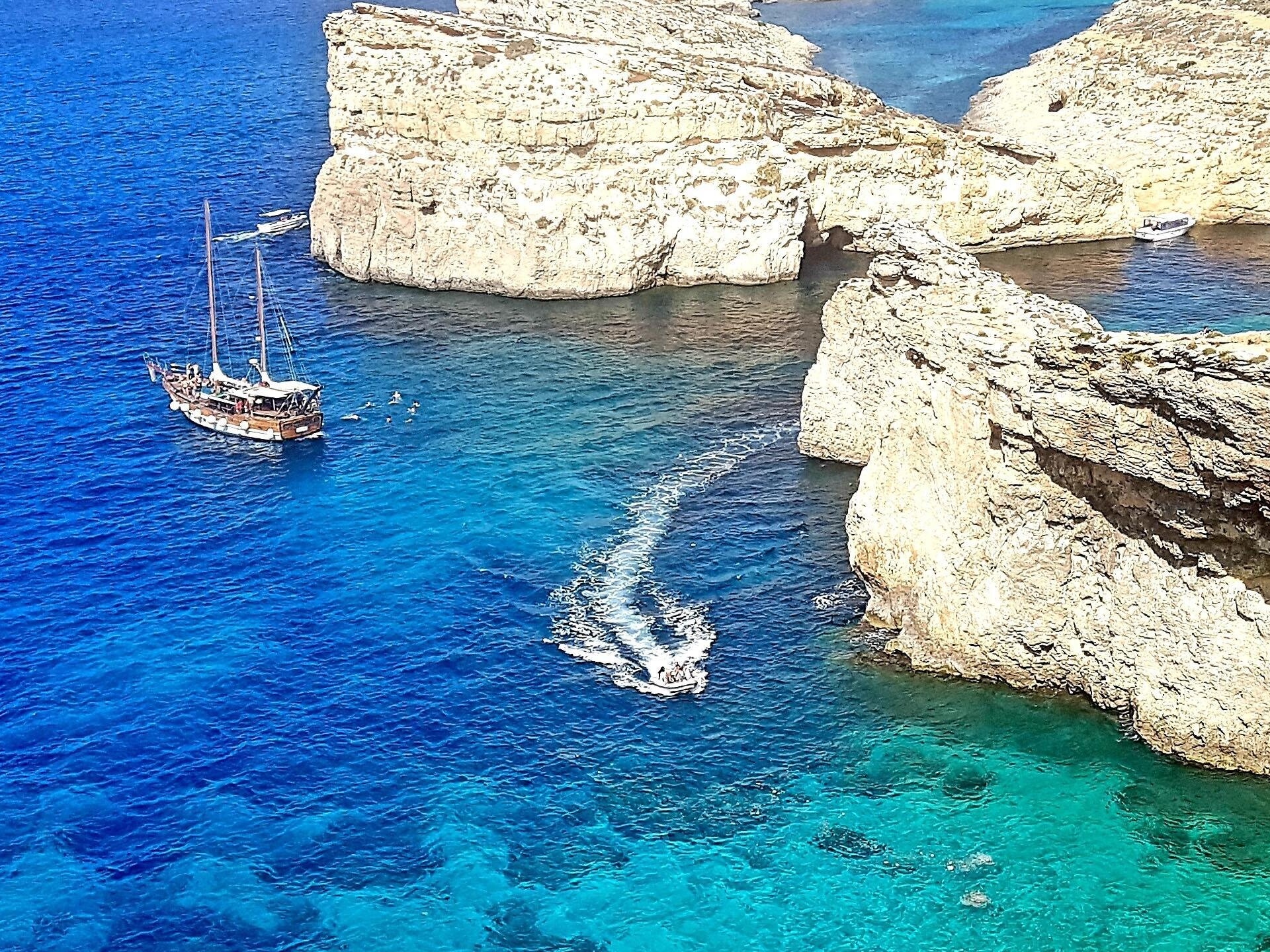 Visita privata alla Blue Lagoon Barca che avanza in una cala di Comino