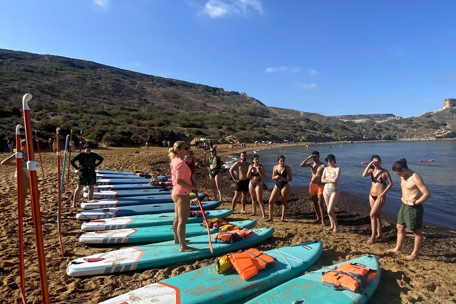 grupo practicando stand up paddle en Riviera Beach