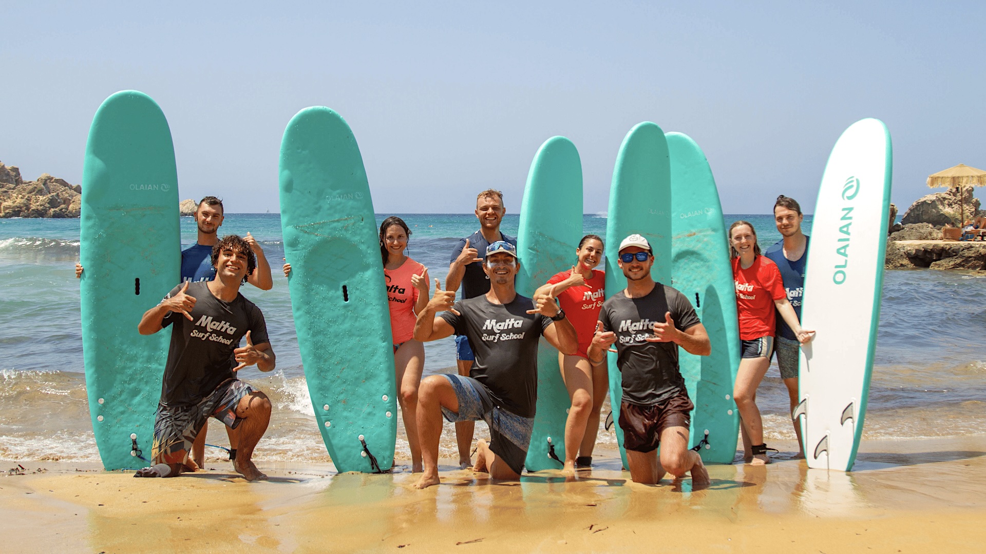 grupo en una clase de surf frente al mar