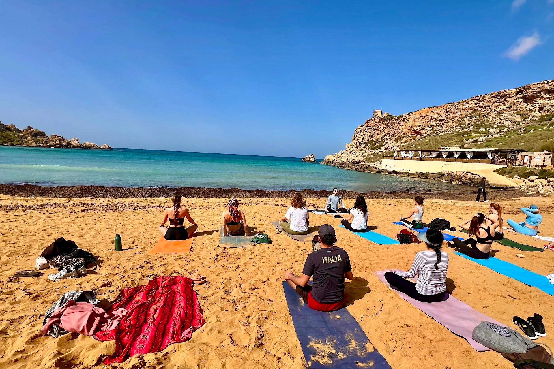 clase de yoga frente al mar en Riviera Beach, Malta