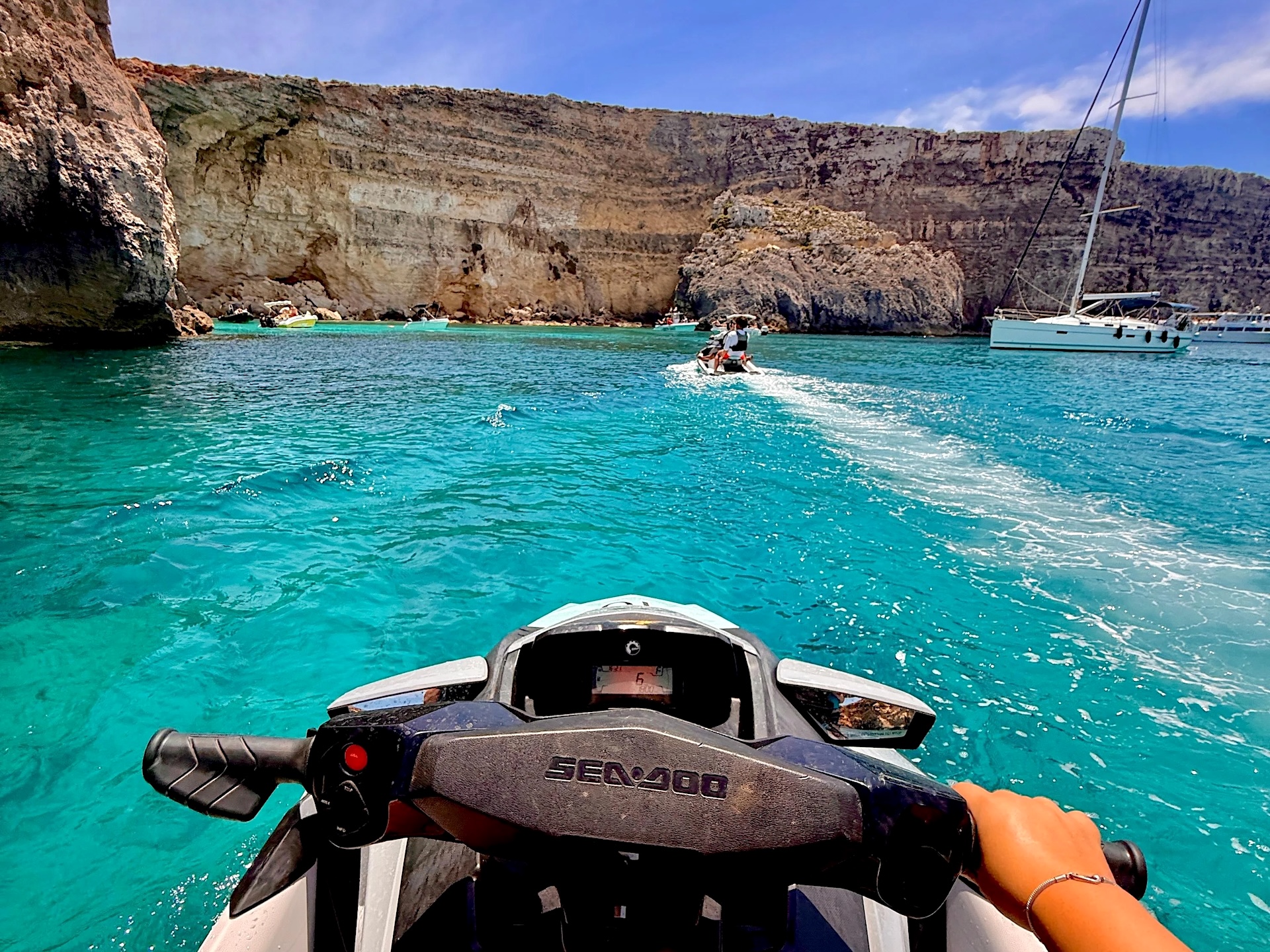 Safari in jet ski alla Blue Lagoon Manubrio di un jet ski con vista su Comino
