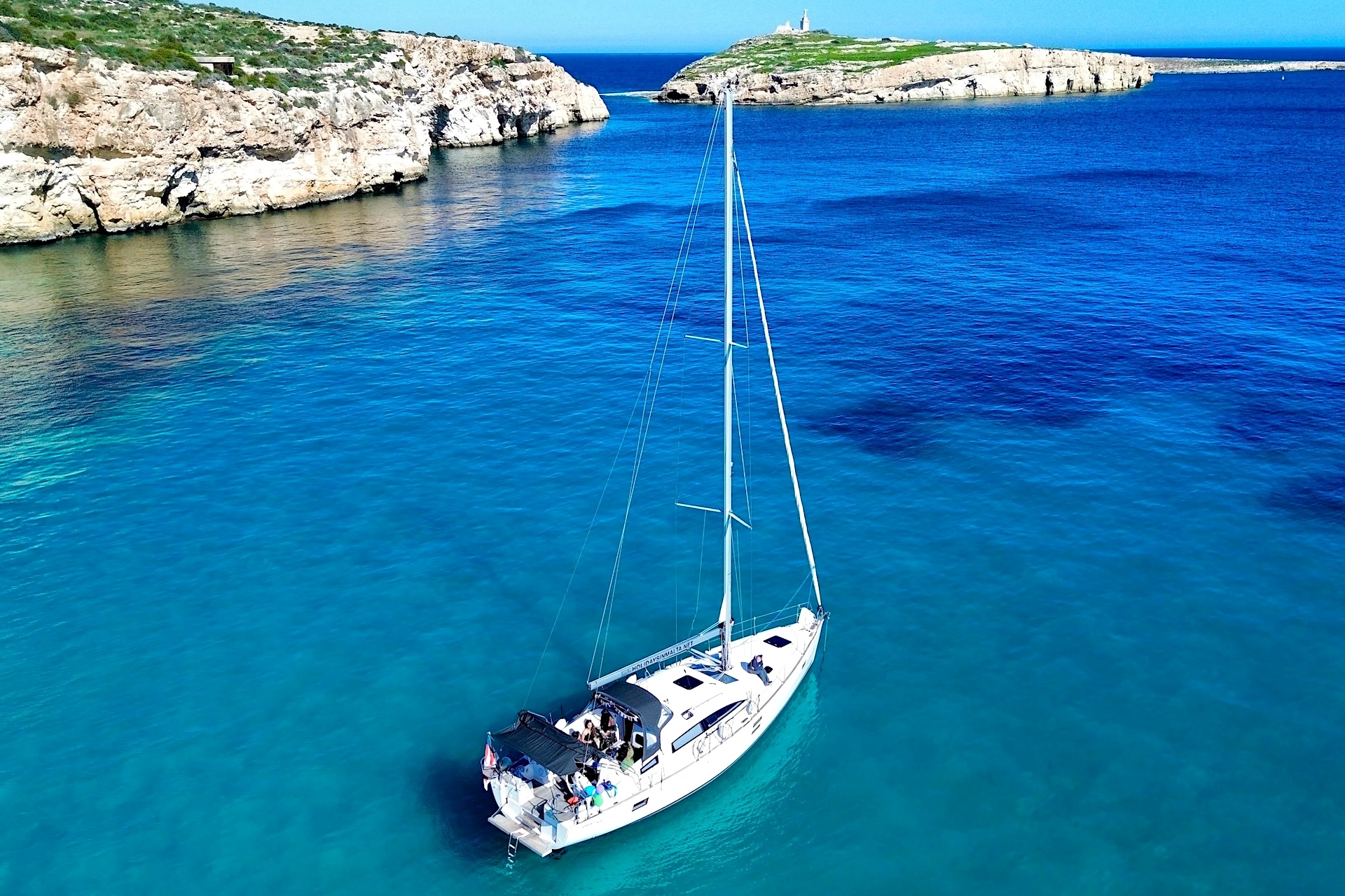 Crociera Blue Lagoon in barca a vela Barca a vela davanti all'isola con la statua di San Paolo, Malta