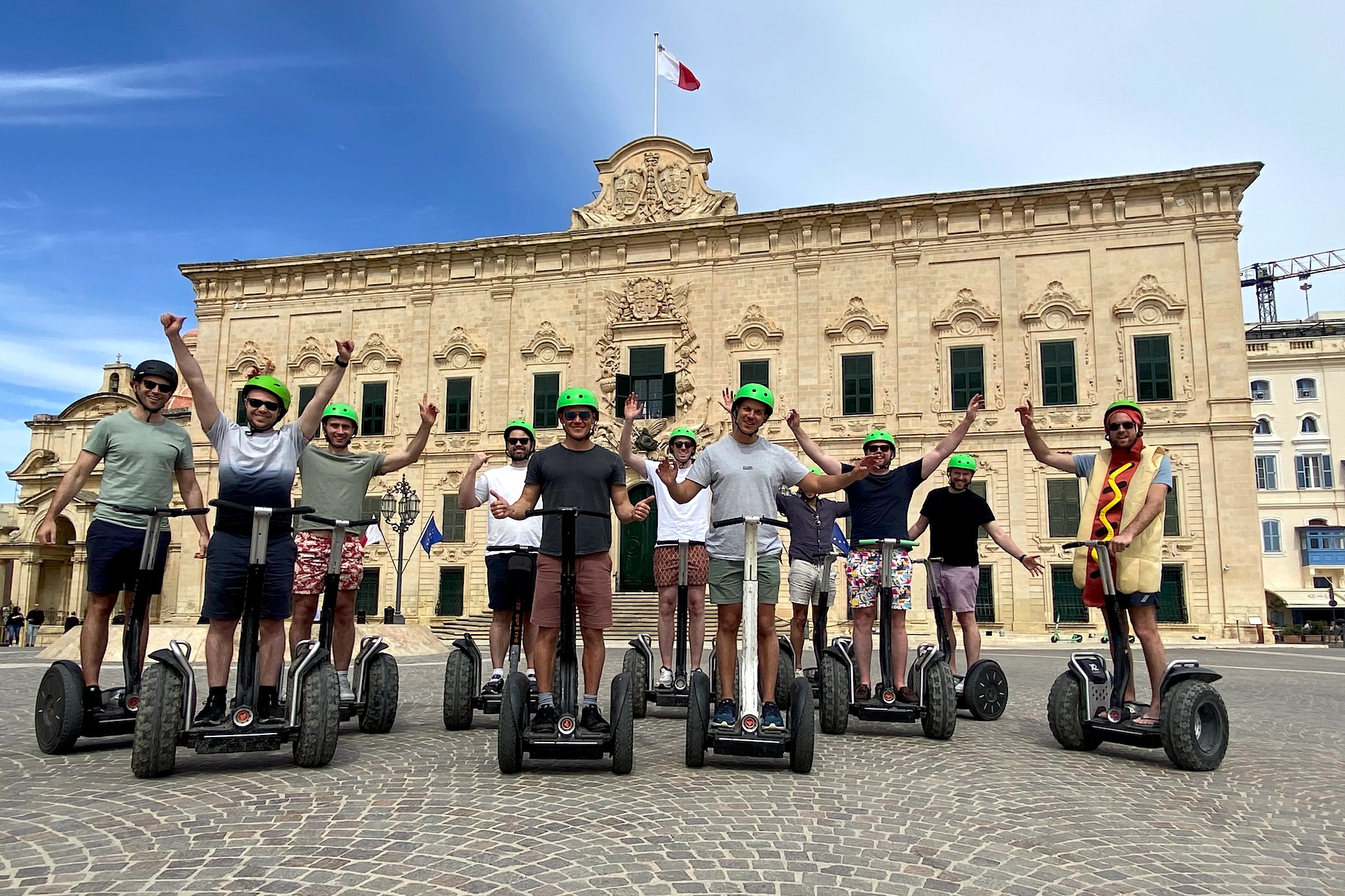 Gruppo in segway alla Valletta davanti al palazzo presidenziale