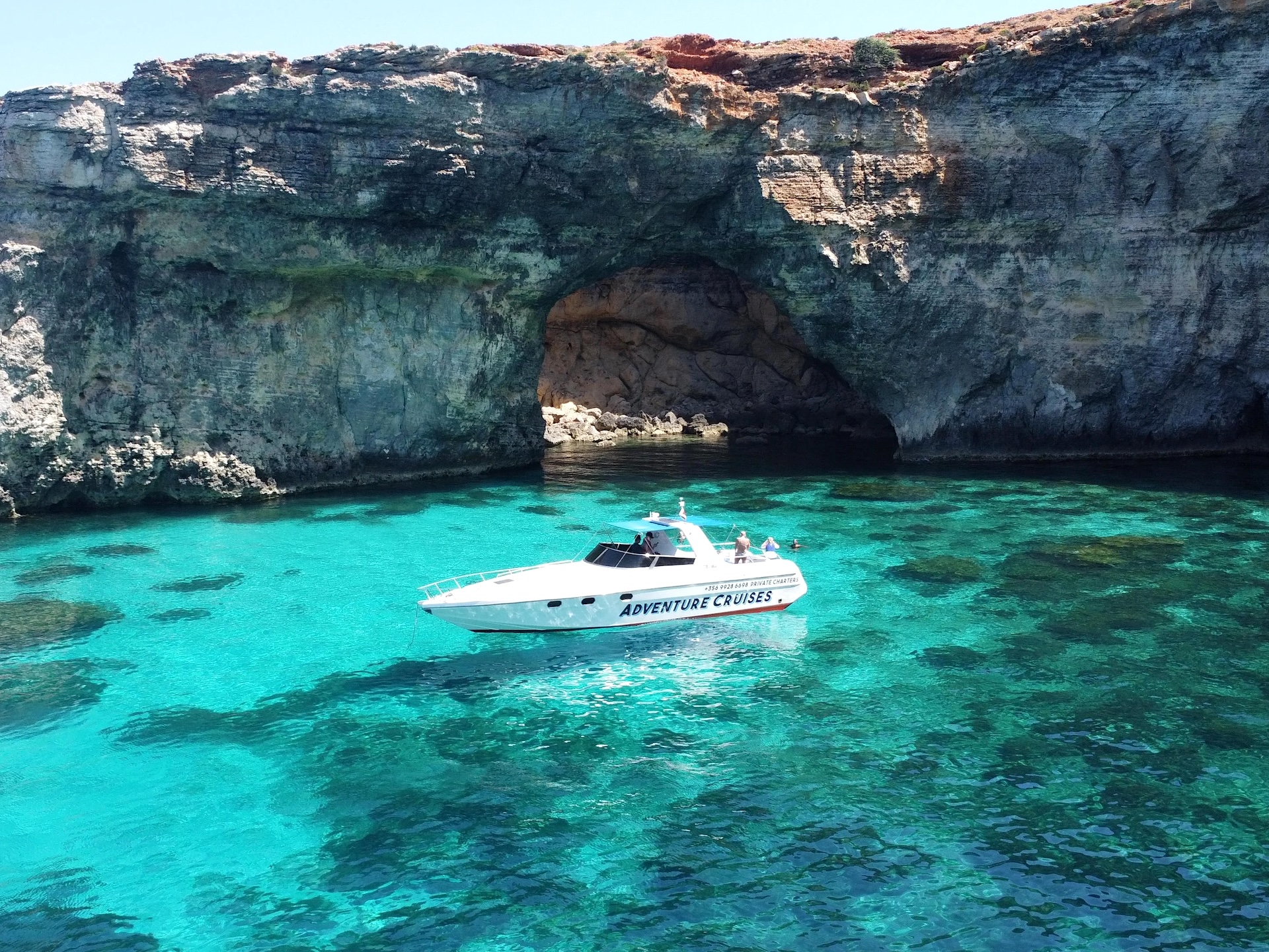 Piccola barca nella Blue Lagoon Piccola barca ormeggiata in una cala di Comino