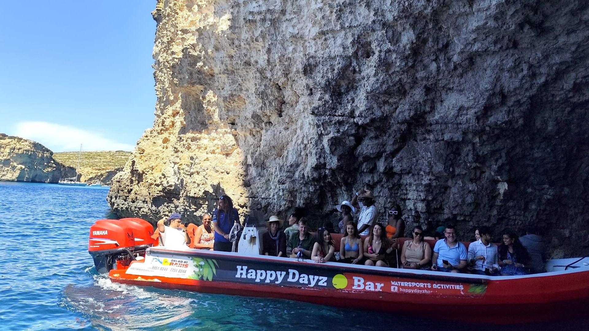 motoscafo sotto una grotta a Malta