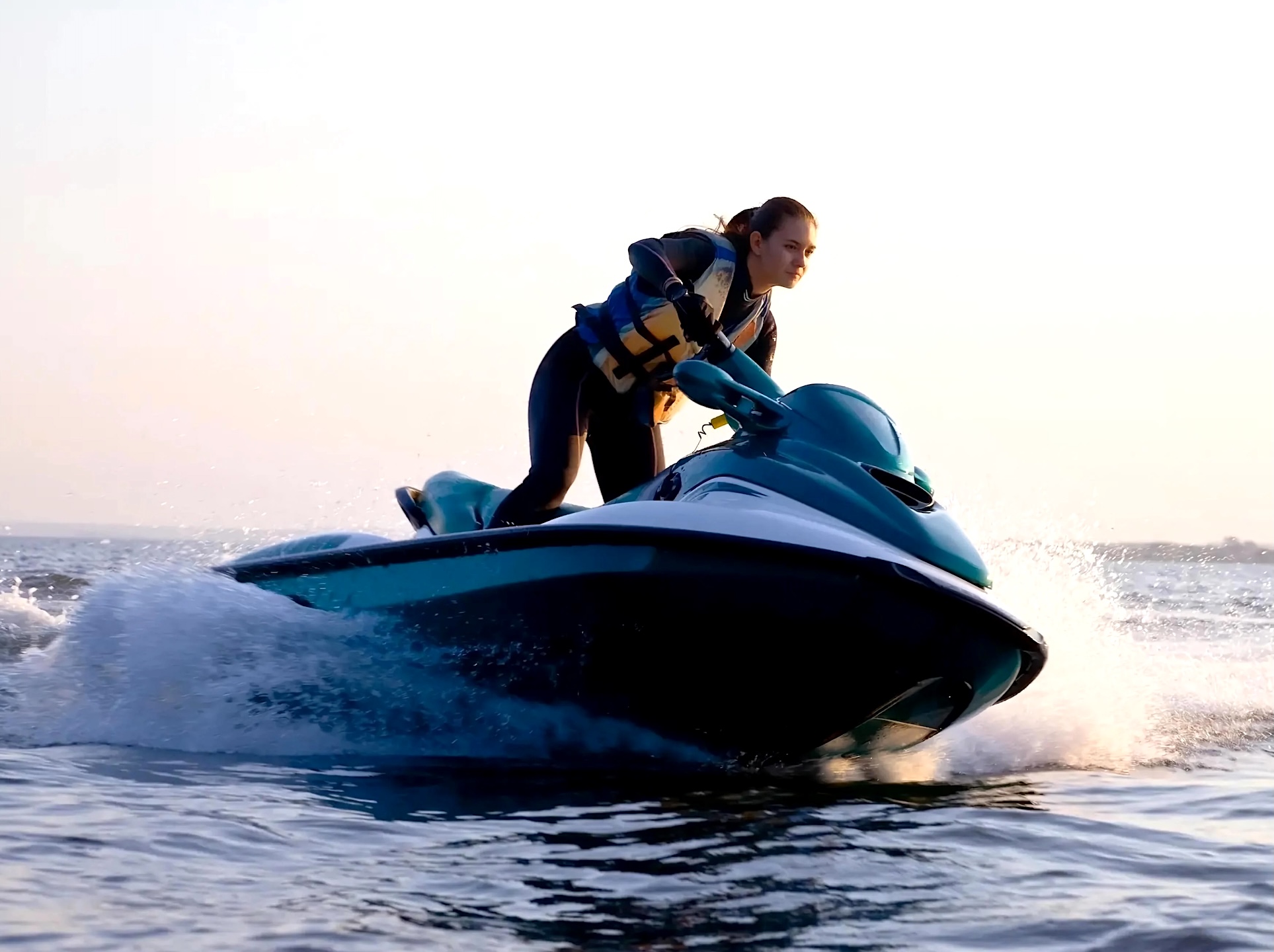 Giovane donna su un jet ski a St. Julian's