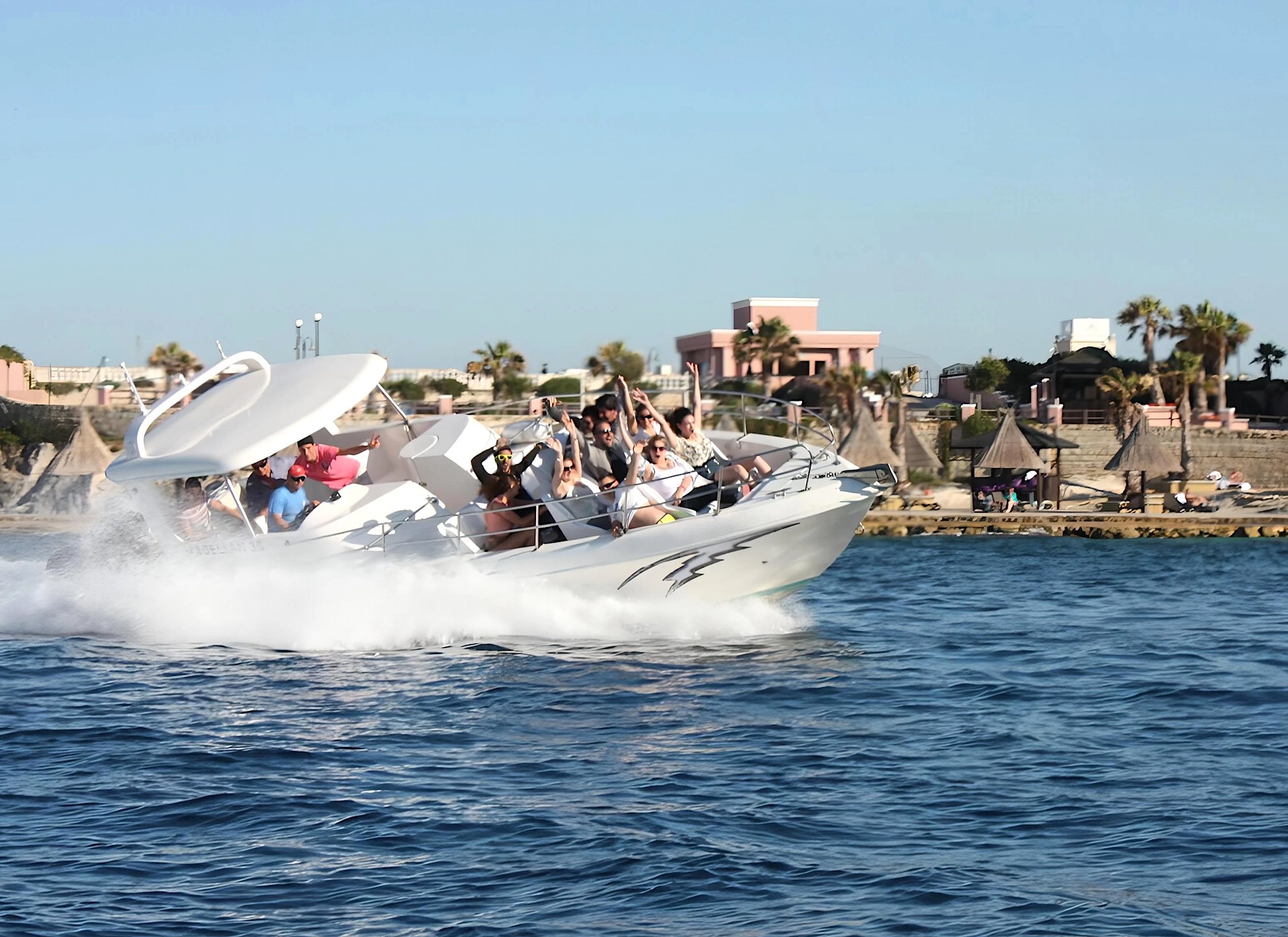 Motoscafo in virata a St George's Bay
