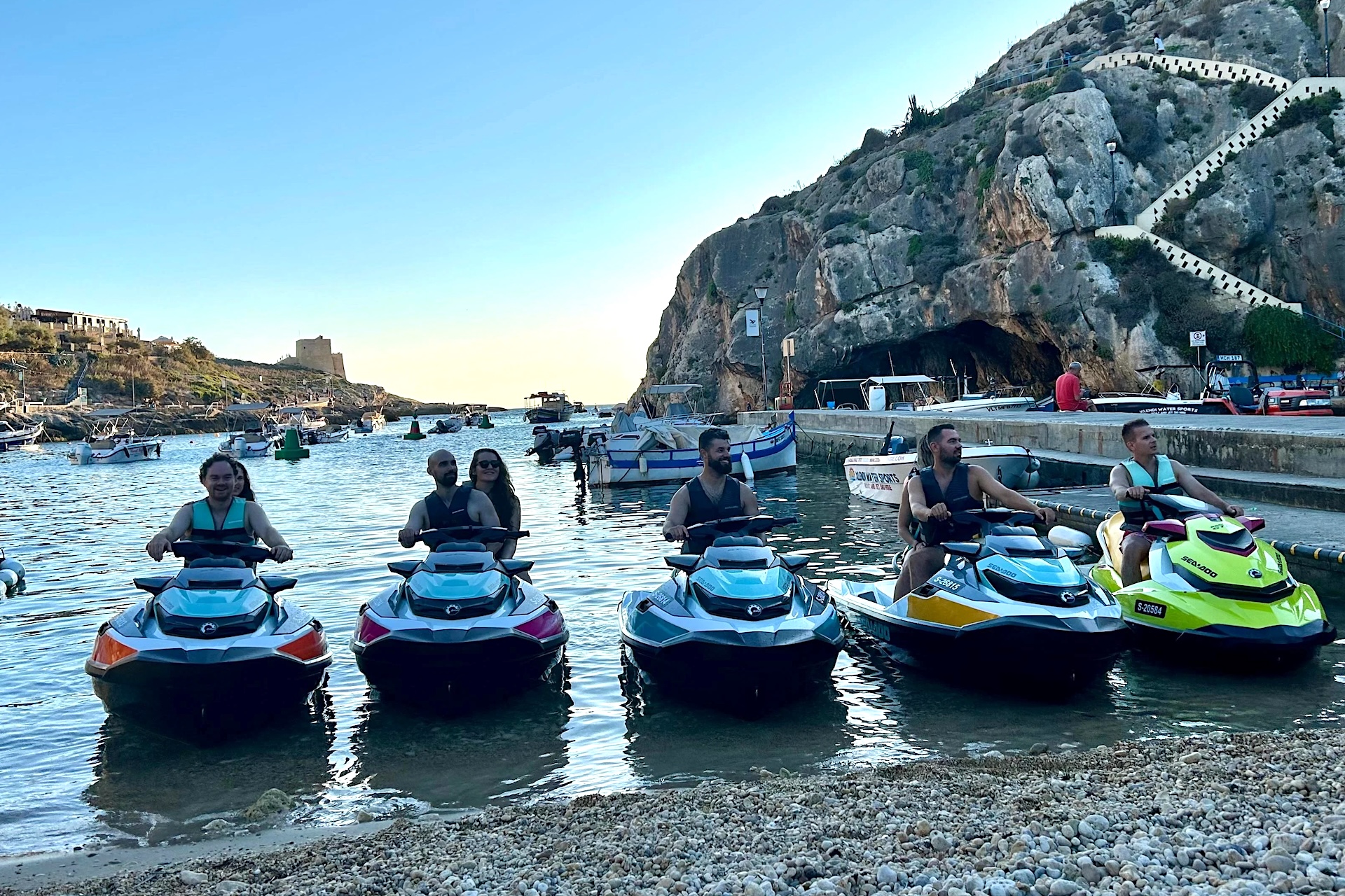 5 motos acuáticas en la playa de Xlendi