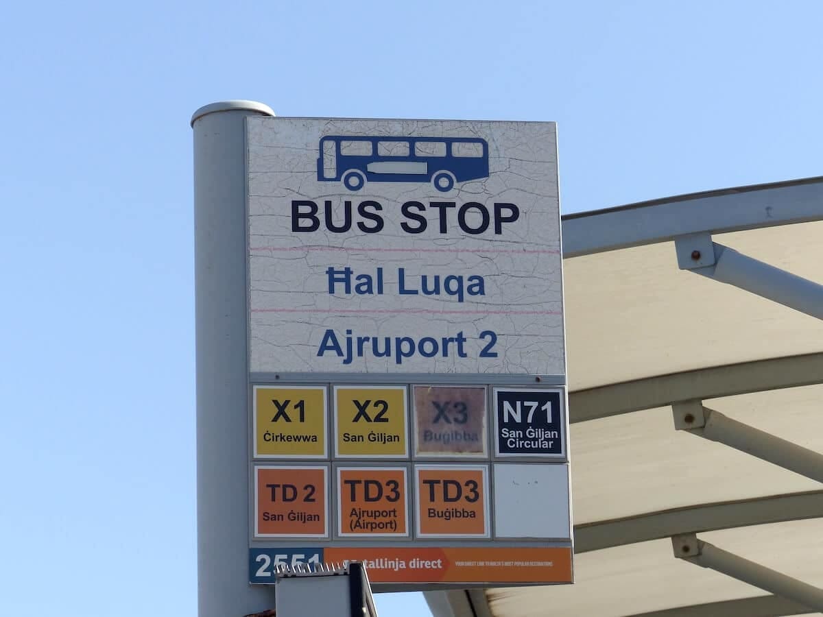 Paragem de autocarro do aeroporto de Malta placa da paragem de autocarro do aeroporto de Malta