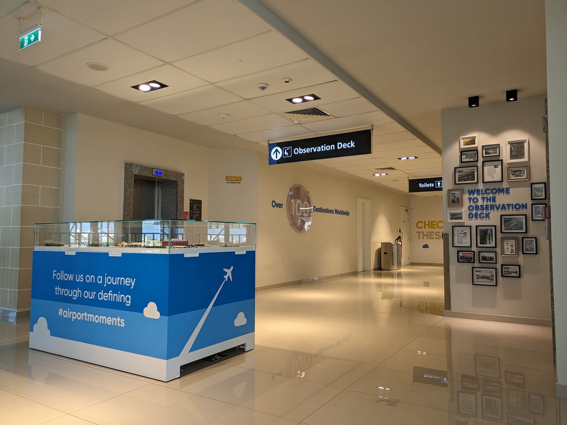 Corredor do aeroporto de Malta corredor que conduz ao terraço de observação