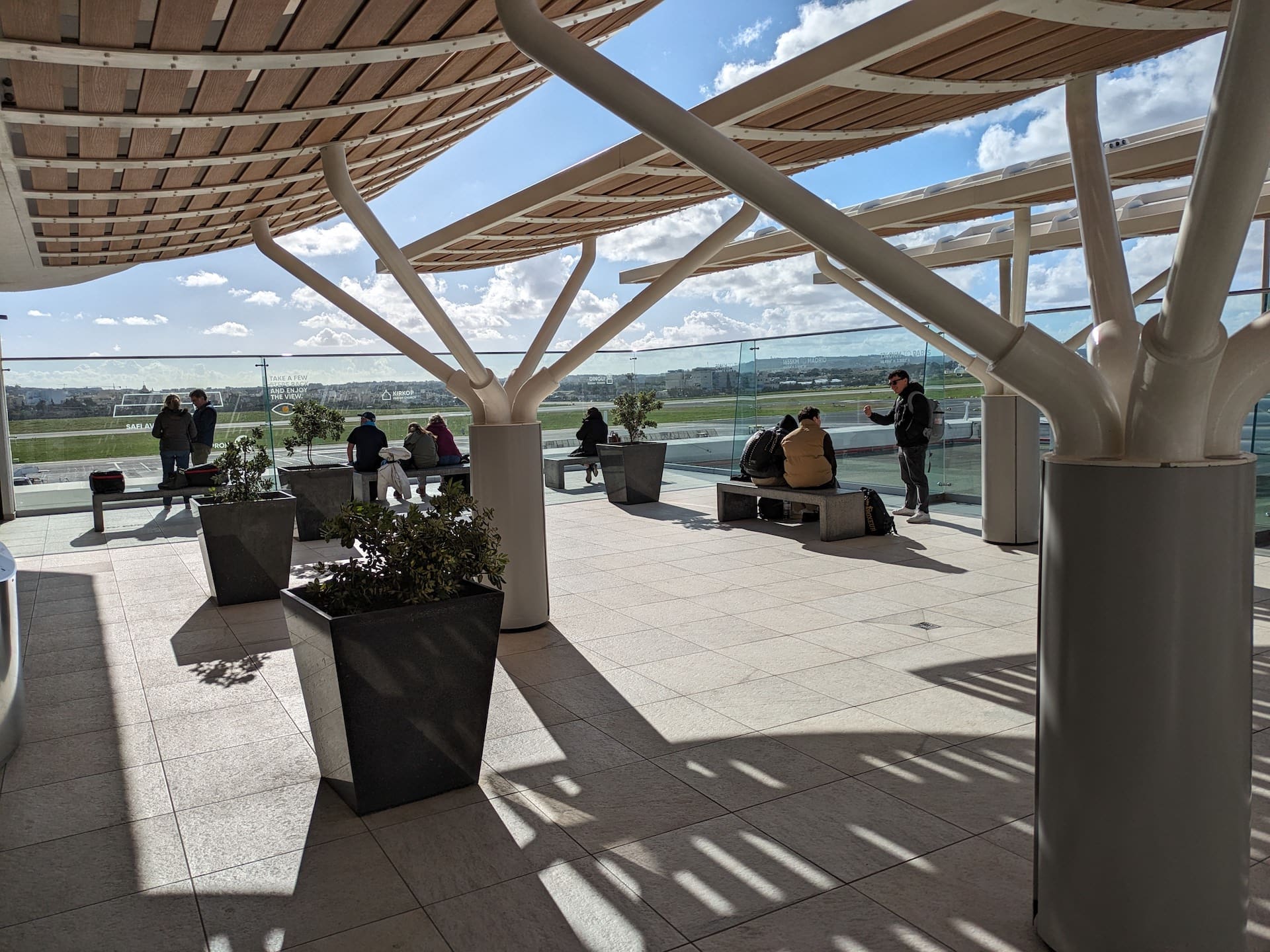 Terraço de observação do aeroporto de Malta terraço de observação com vista para as pistas