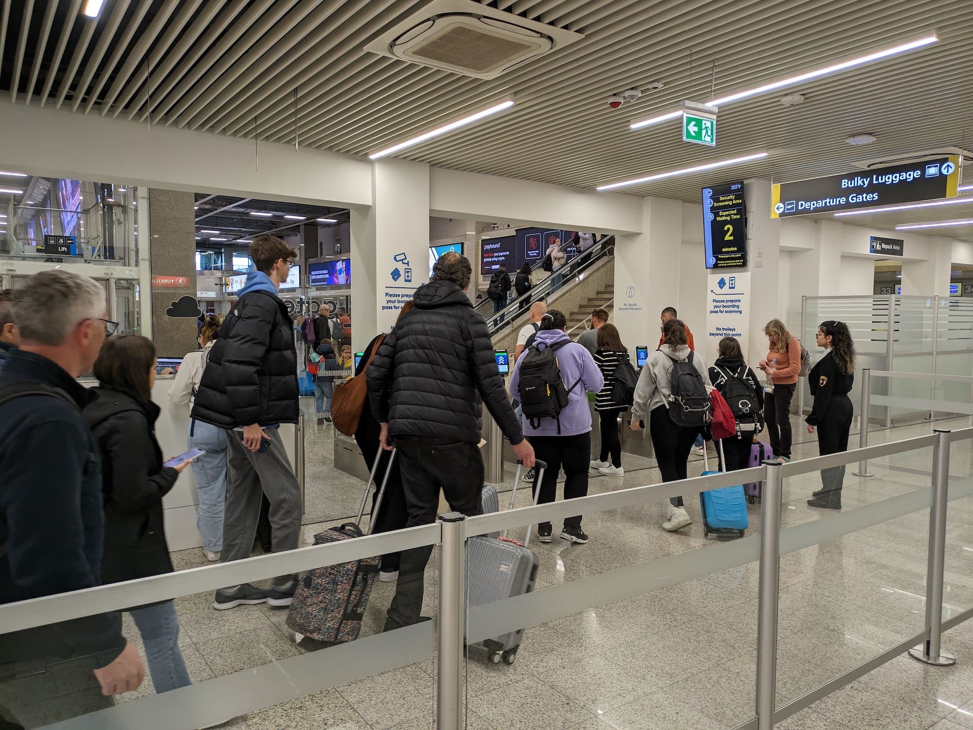 Partida do aeroporto de Malta fila de viajantes na partida