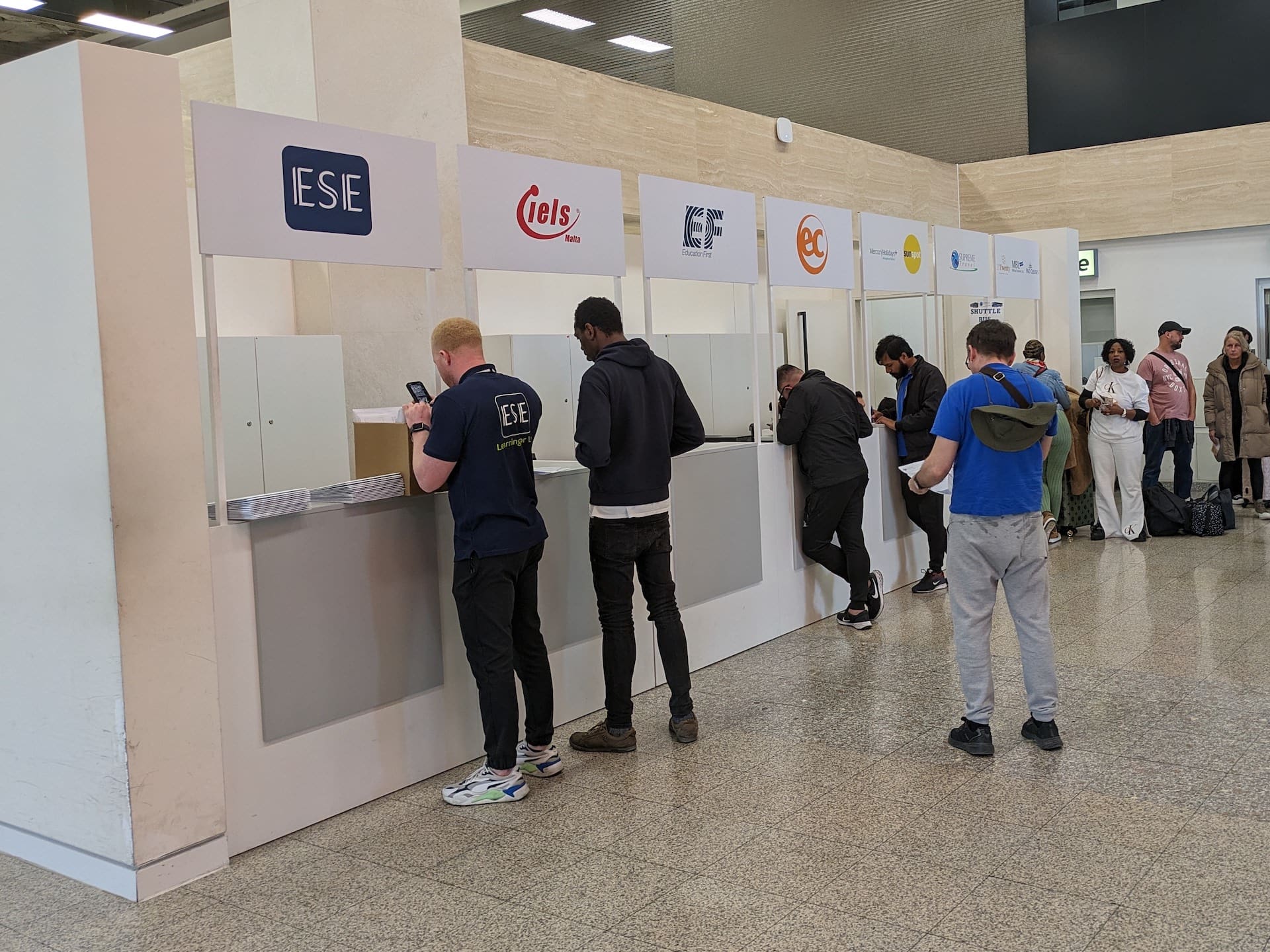 Stands das escolas de línguas no aeroporto de Malta stands das escolas de inglês no aeroporto de Malta