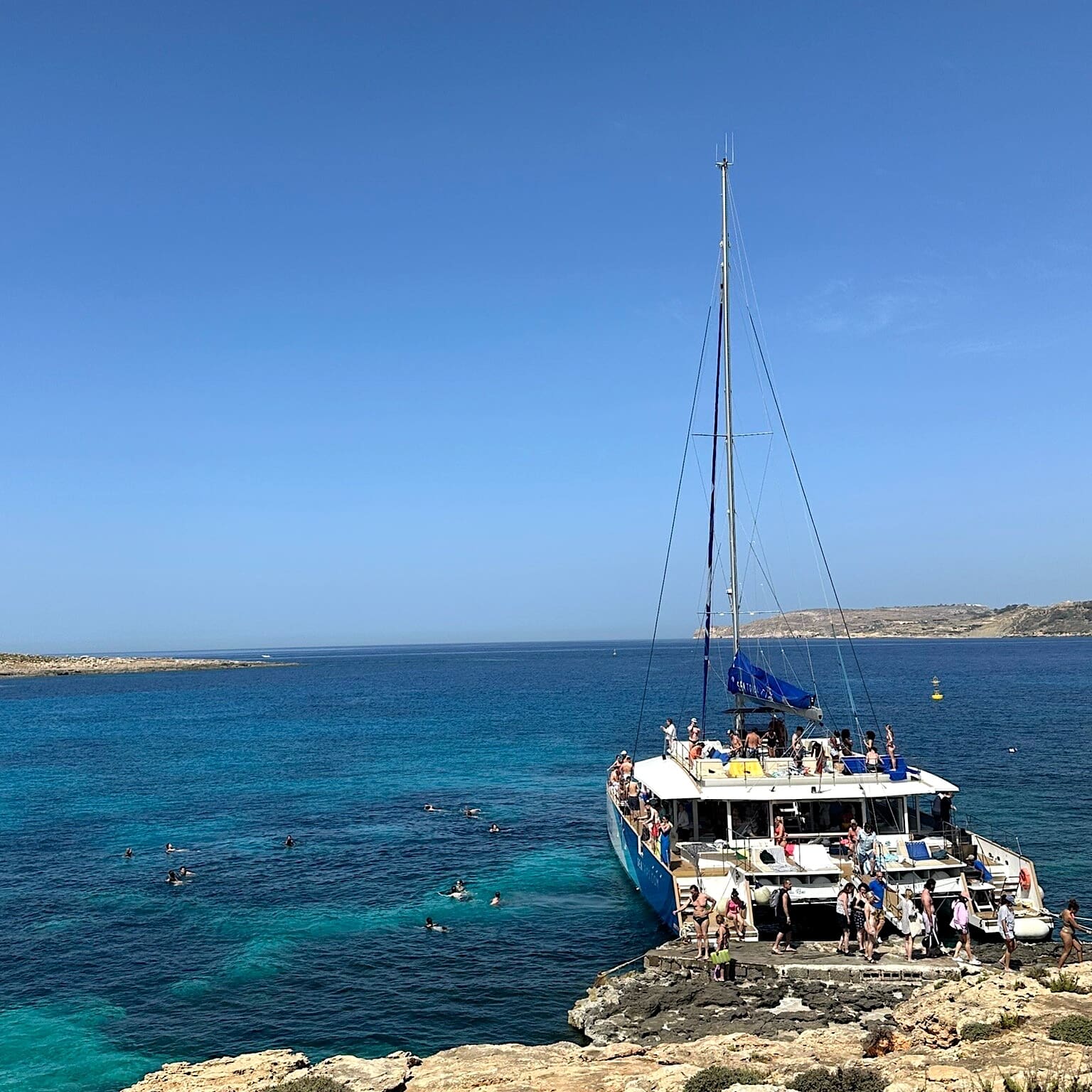 Catamarán Blue Lagoon Catamarán en el Blue Lagoon de Malta