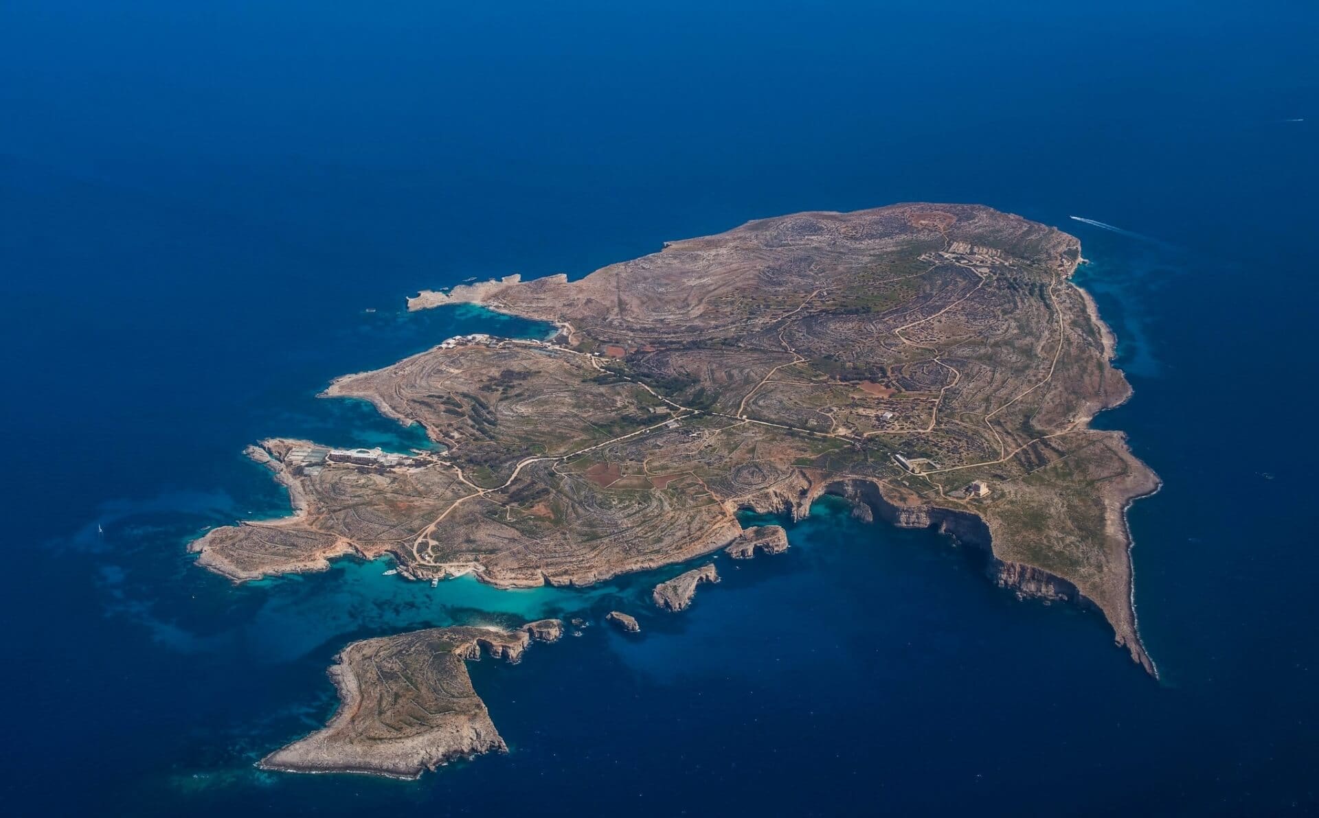 Isla de Comino vista desde el cielo vista aérea de la isla de Comino en Malta