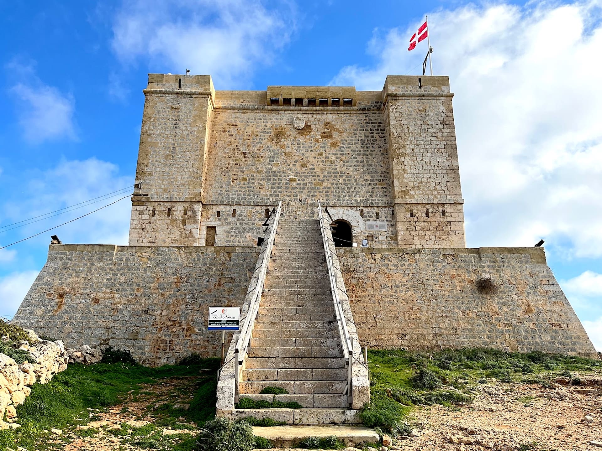 Torre de Santa María, Comino la torre de Santa María vista desde una laguna