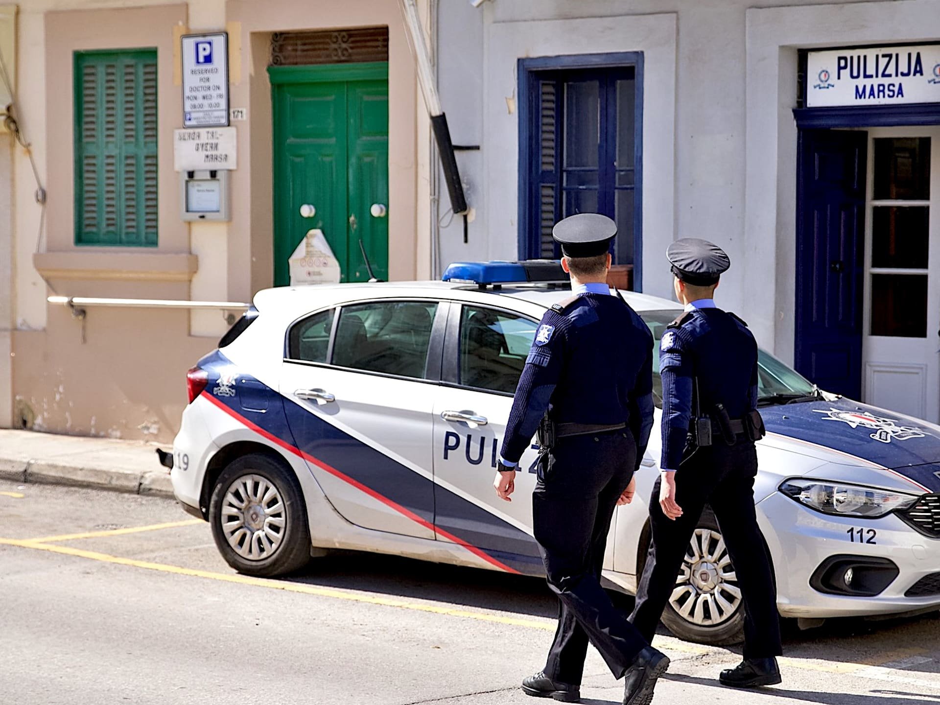 Polícia em Malta Polícias malteses em patrulha numa rua