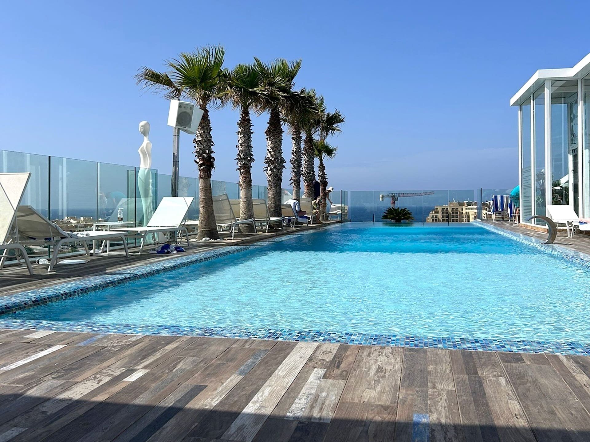 Piscina de hotel em Malta Piscina de um hotel em Malta com espreguiçadeiras
