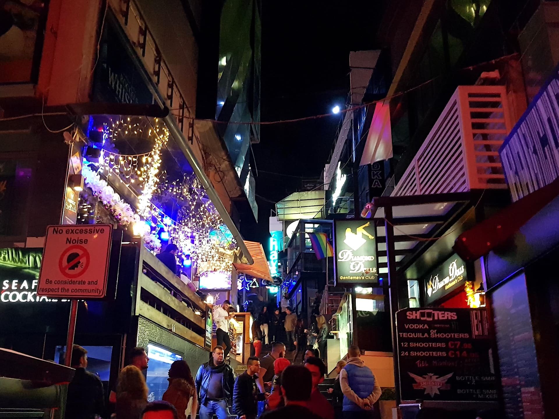 Noite em Paceville Bar animado no bairro de Paceville, à noite