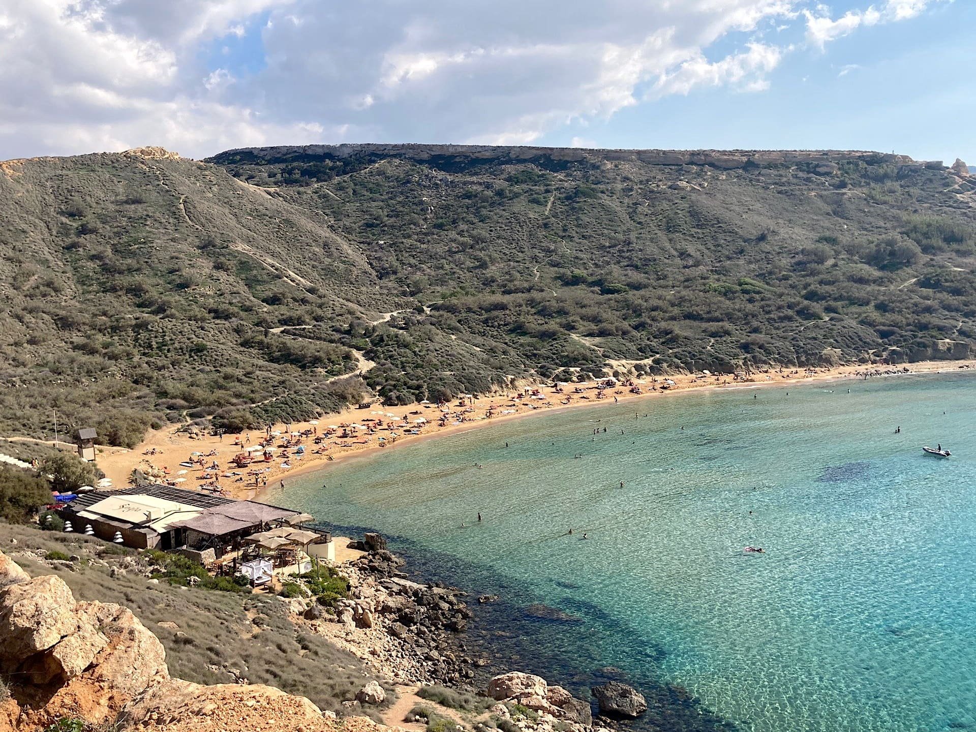 Riviera Beach Praia de areia de Riviera Beach (Għajn Tuffieħa) ao pé das falésias