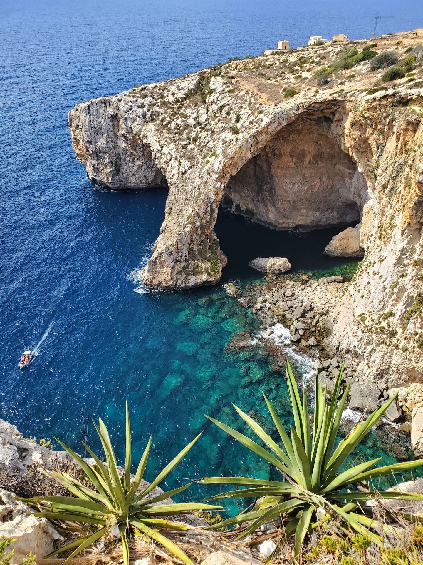 Gruta Azul Arco calcário da Gruta Azul sobre um mar turquesa, visto da falésia
