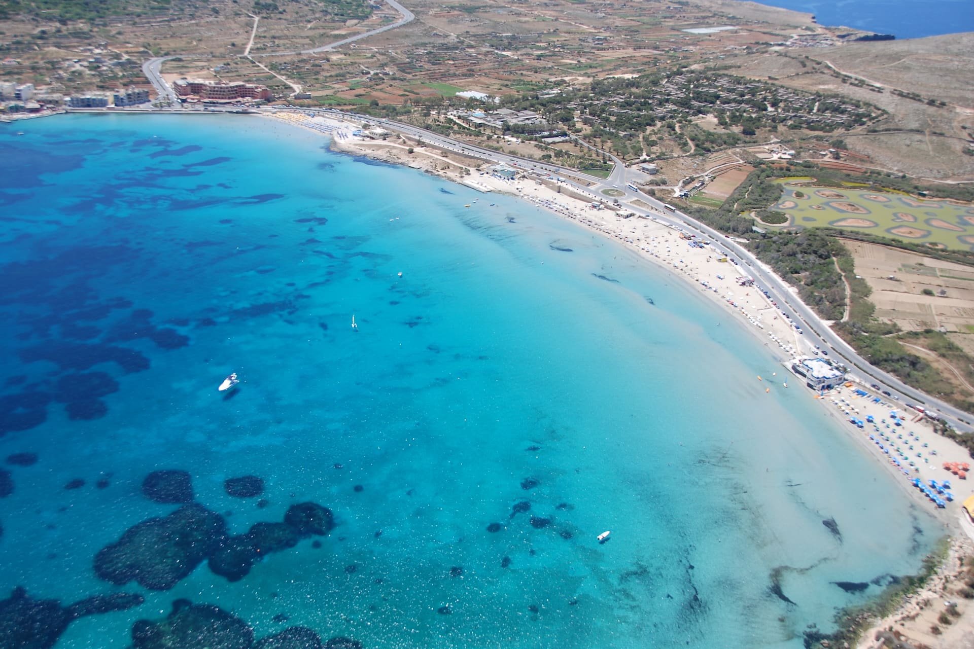 Għadira Bay, Mellieħa Vista aérea da praia de areia de Għadira Bay e das suas águas turquesa, em Mellieħa