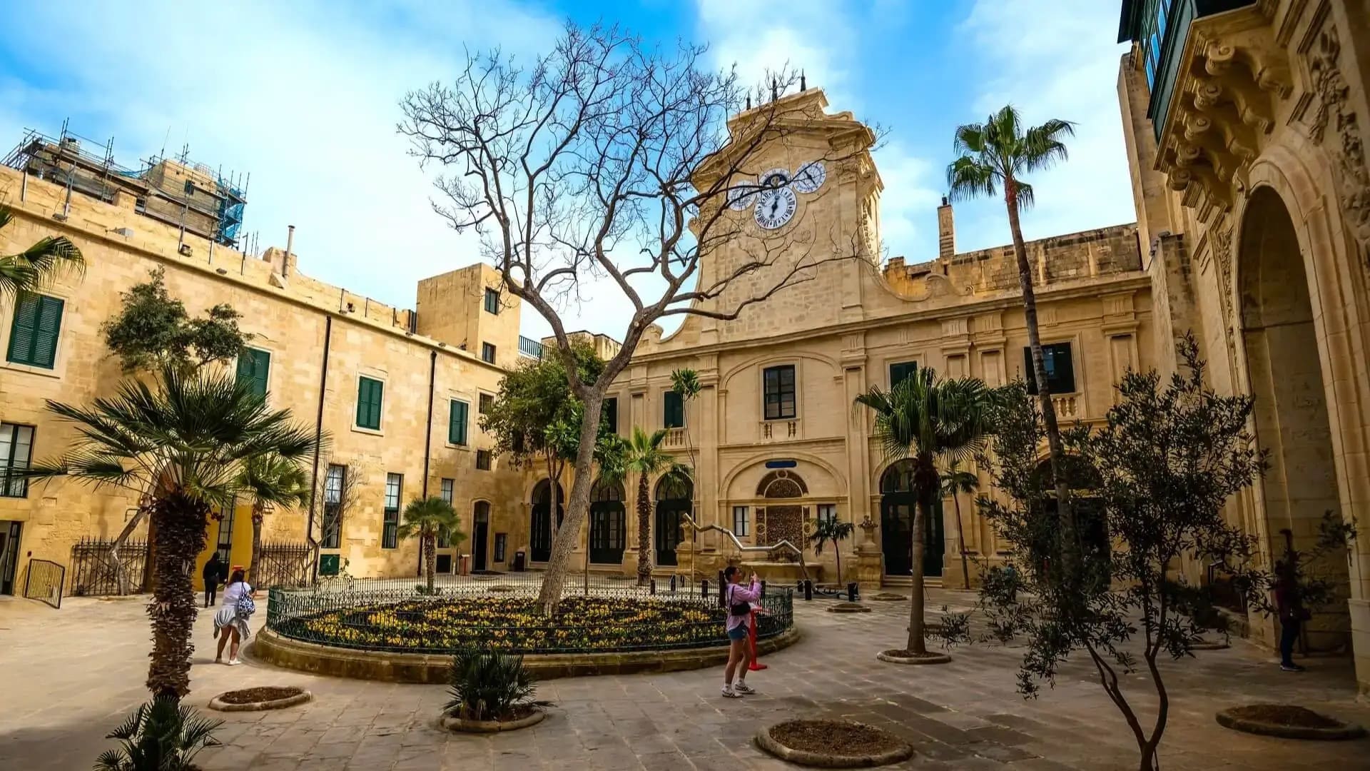 Il cortile del Palazzo del Gran Maestro Cortile-giardino del Palazzo del Gran Maestro