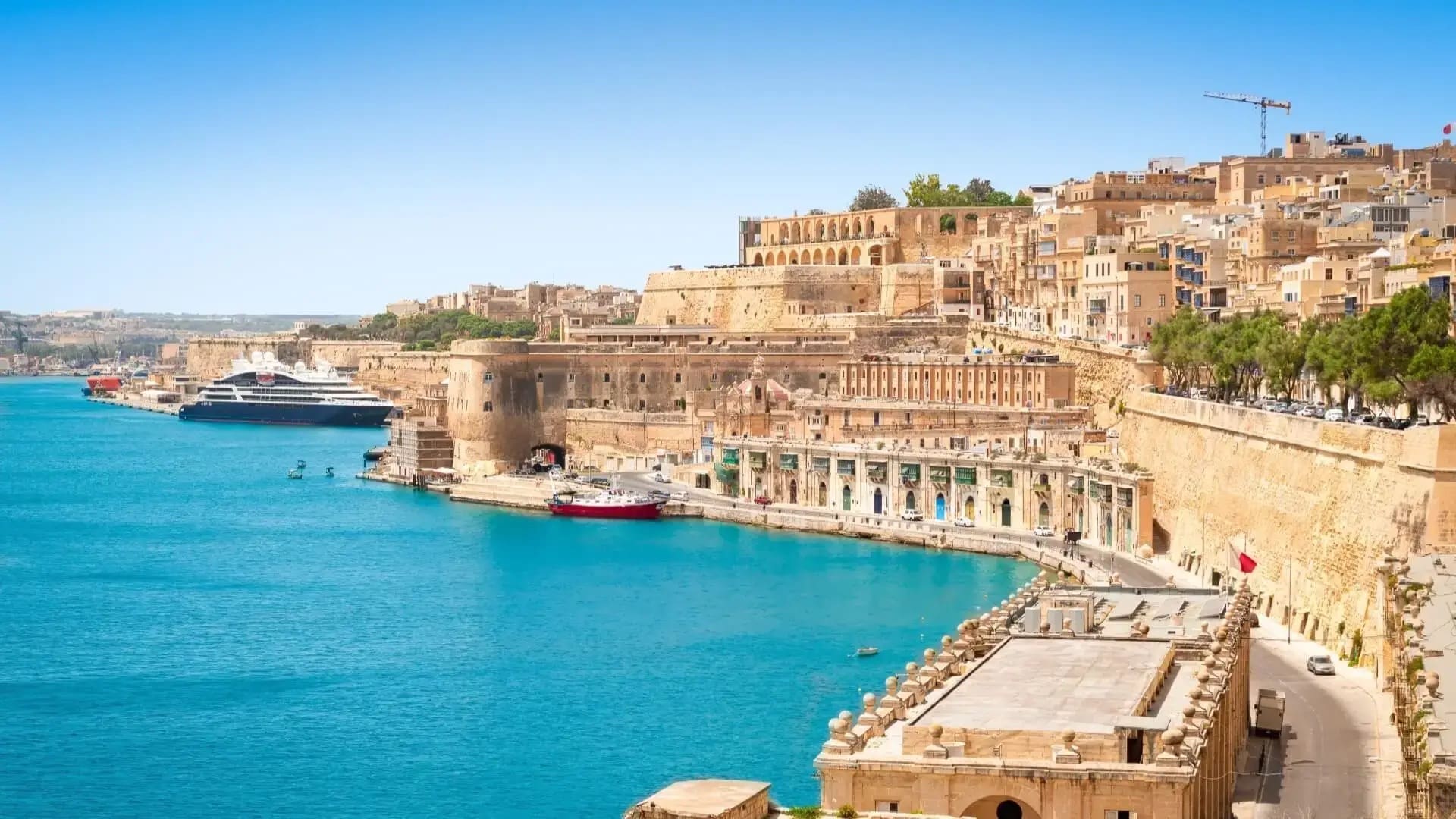Le mura lato mare La costa fortificata di La Valletta vista dal mare