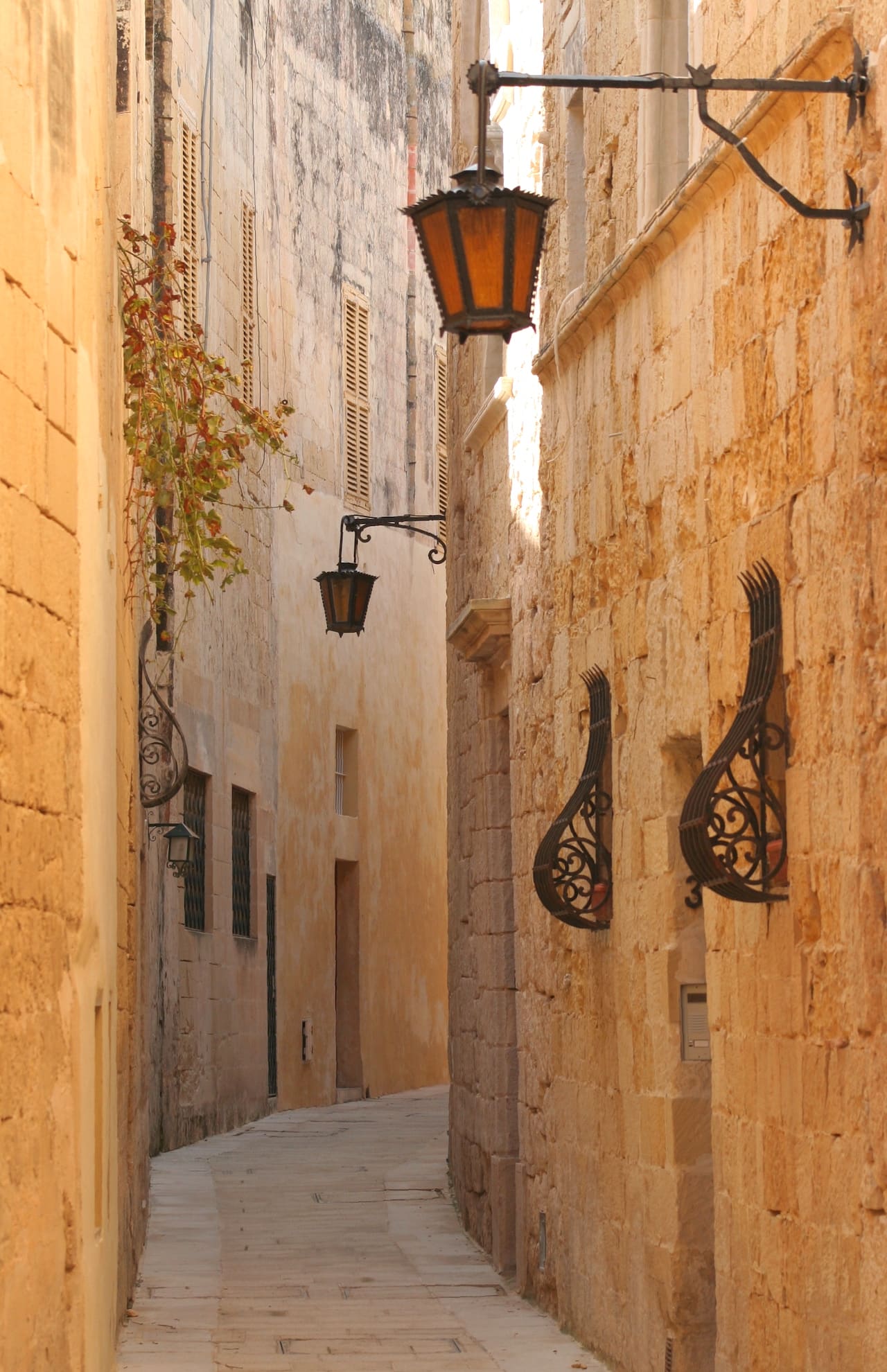 The alleys of Mdina A narrow Mdina alley and its lanterns