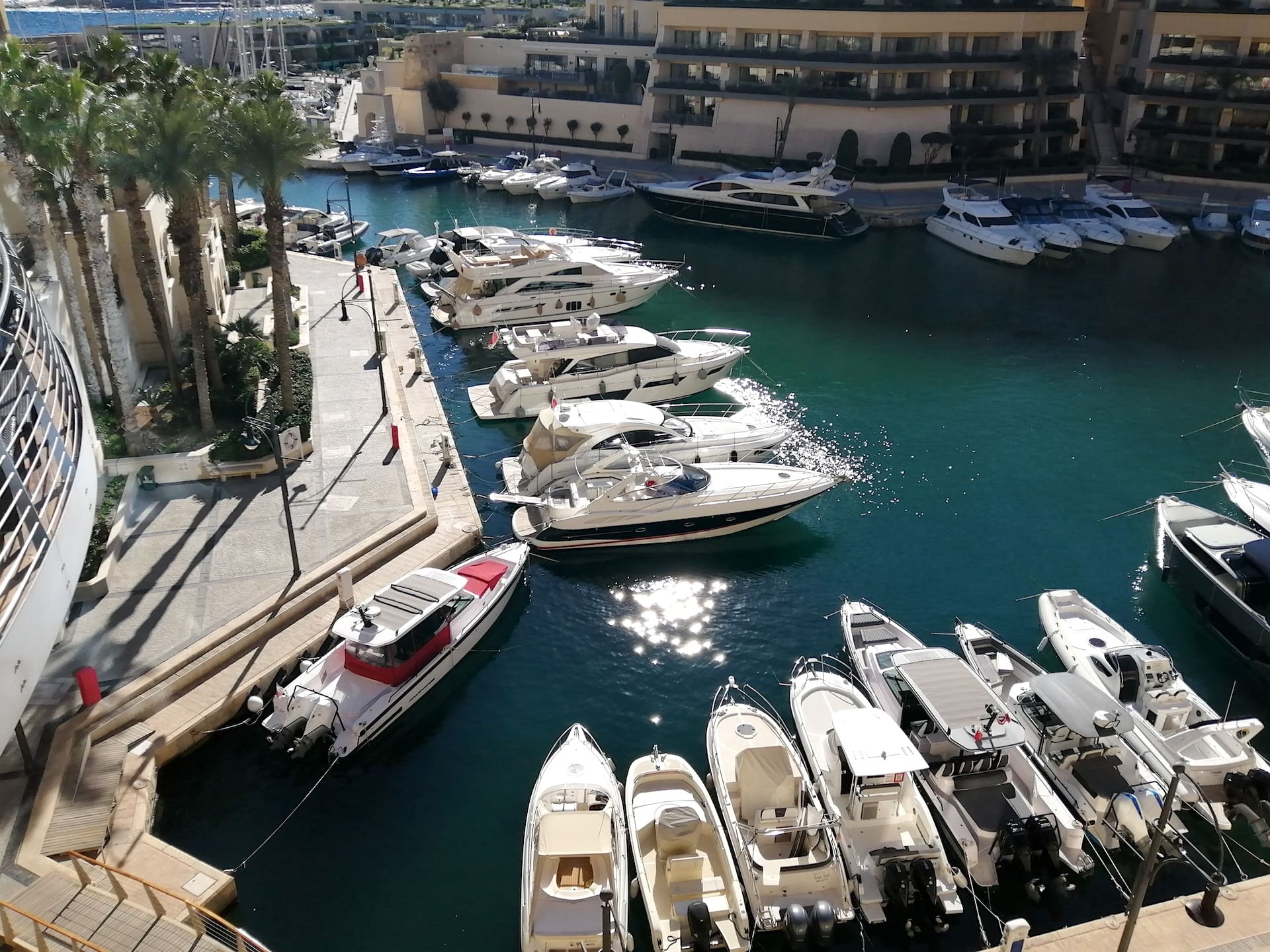 Les yachts de Portomaso Yachts amarrés dans la marina de Portomaso