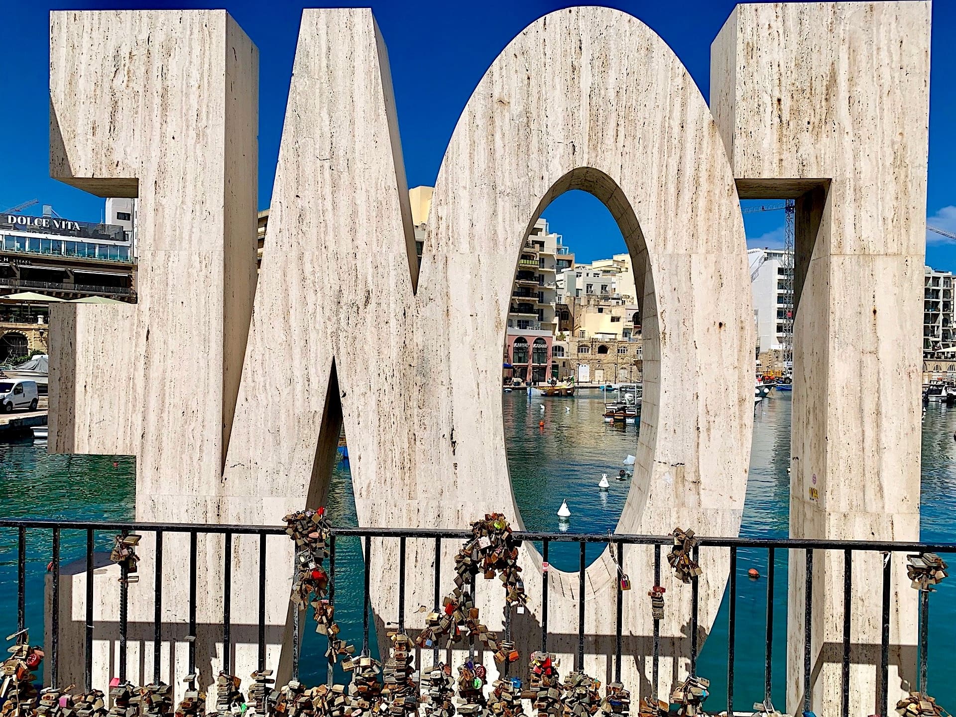 Le Love Monument