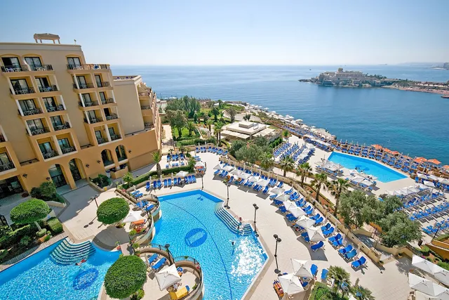 Vue sur les piscines extérieures et la mer du Corinthia St George’s Bay de Malte