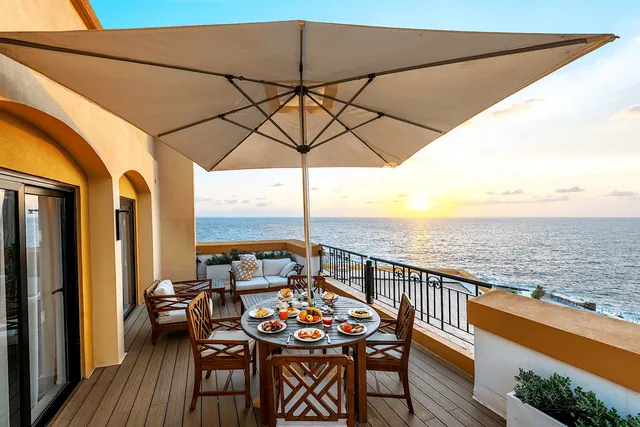 Terrasse avec vue sur la mer du Corinthia St George’s Bay de Malte