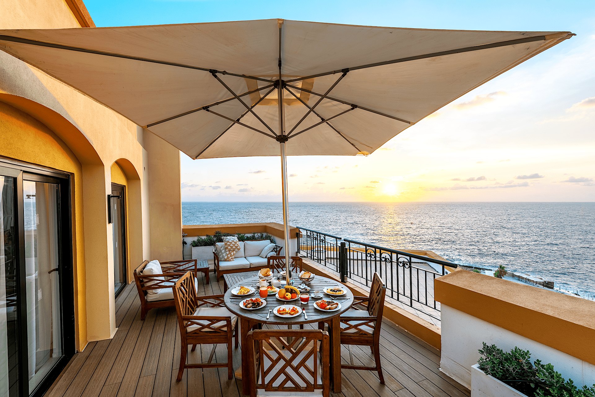 Terrazza con vista sul mare del Corinthia St George’s Bay di Malta