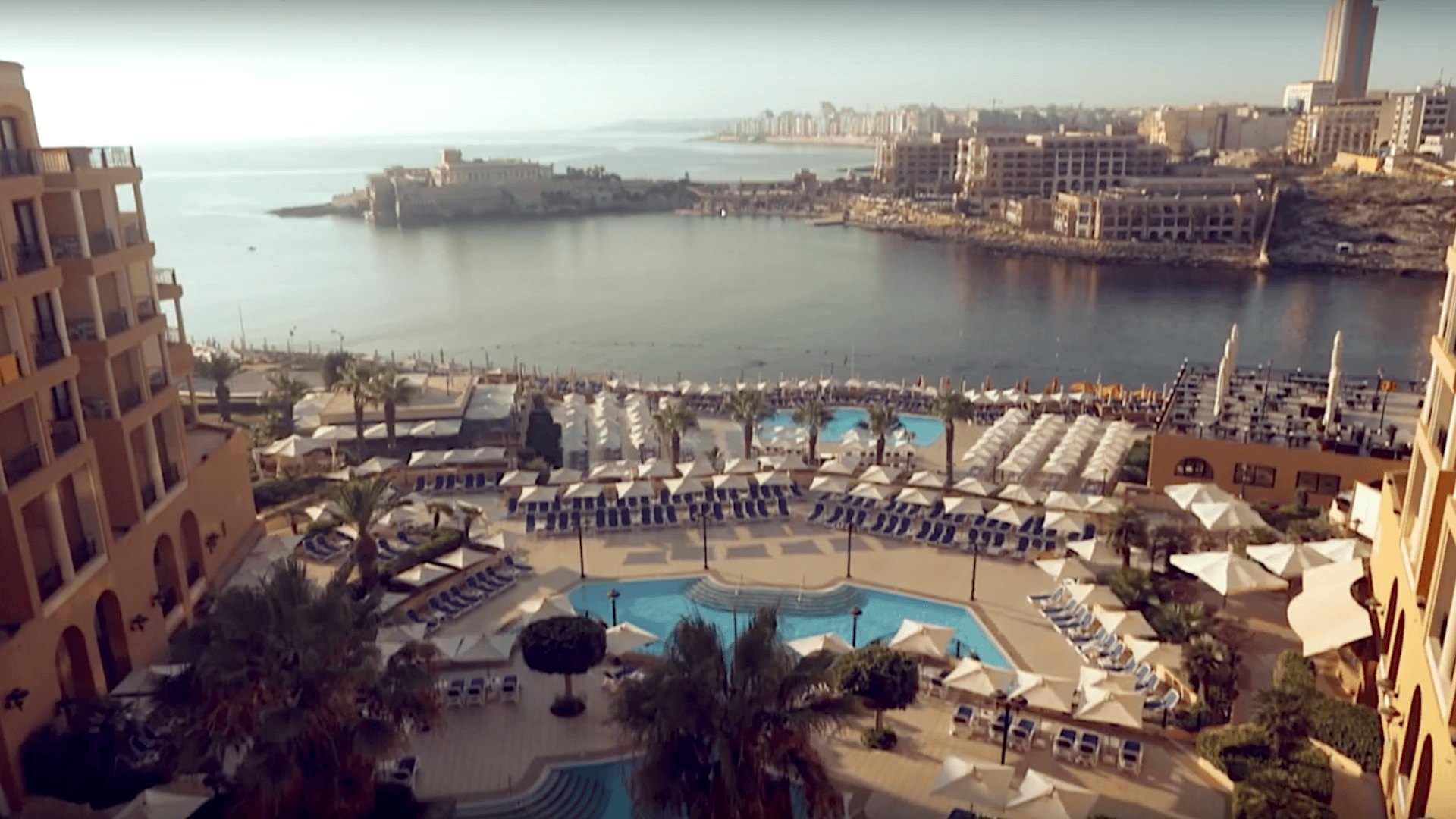 Video Corinthia St George’s Bay vista sulla piscina e sul mare dal Corinthia St George’s Bay