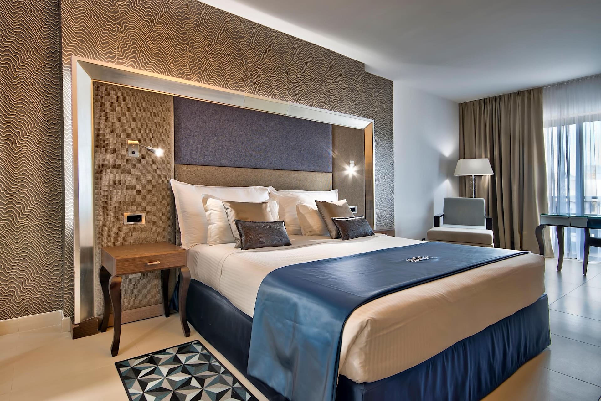 Quarto superior do AX The Palace com cama king-size e cabeceira de design