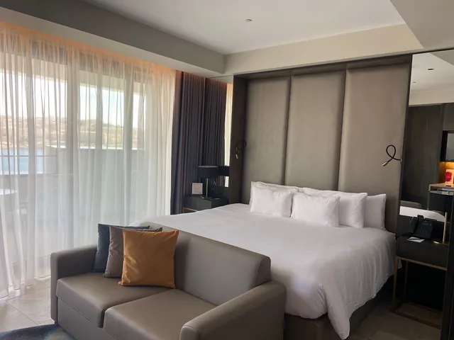 Grand lit et canapé d’une chambre supérieure du Barceló Fortina Malta