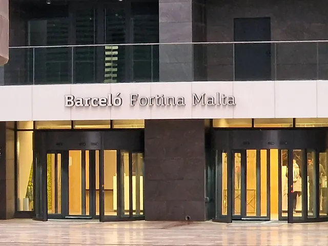 Entrée principale du Barceló Fortina Malta avec l’enseigne de l’hôtel