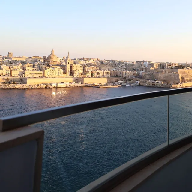 Vue sur La Valette au coucher du soleil depuis un balcon du Barceló Fortina Malta